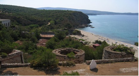 Τα κτήρια των παλιών μεταλλευτικών εγκαταστάσεων στο ανώτερο σημείο τους. Πάνω και στο κέντρο διακρίνεται ο λοξός οχετός εισαγωγής του μεταλλεύματος.