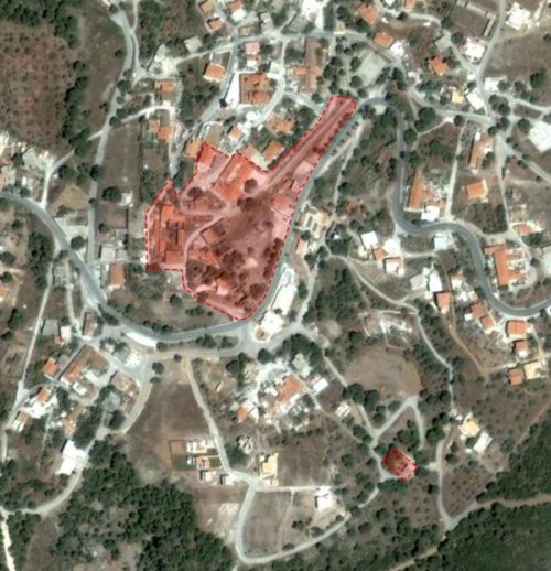 Αεροφωτογραφία της κοινότητας του Αγ. Κωνσταντίνου (πρώην Καμάριζας). Στο κέντρο η έκταση των εγκαταστάσεων του Φρέατος Σερπιέρι Νο1 και ΝΑ η θέση του κτηρίου του θυρωρείου.