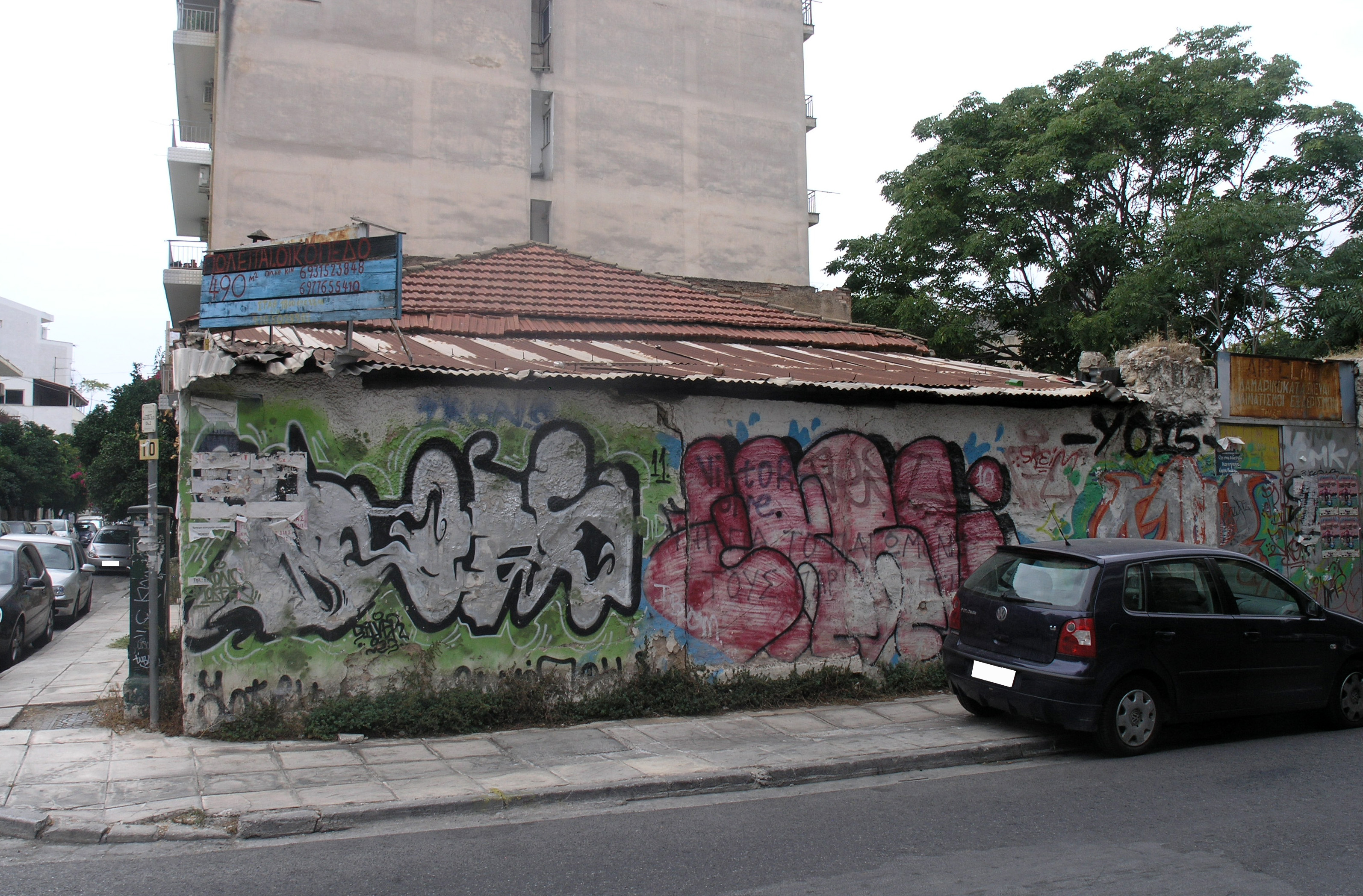 View of the façade on Plataion street