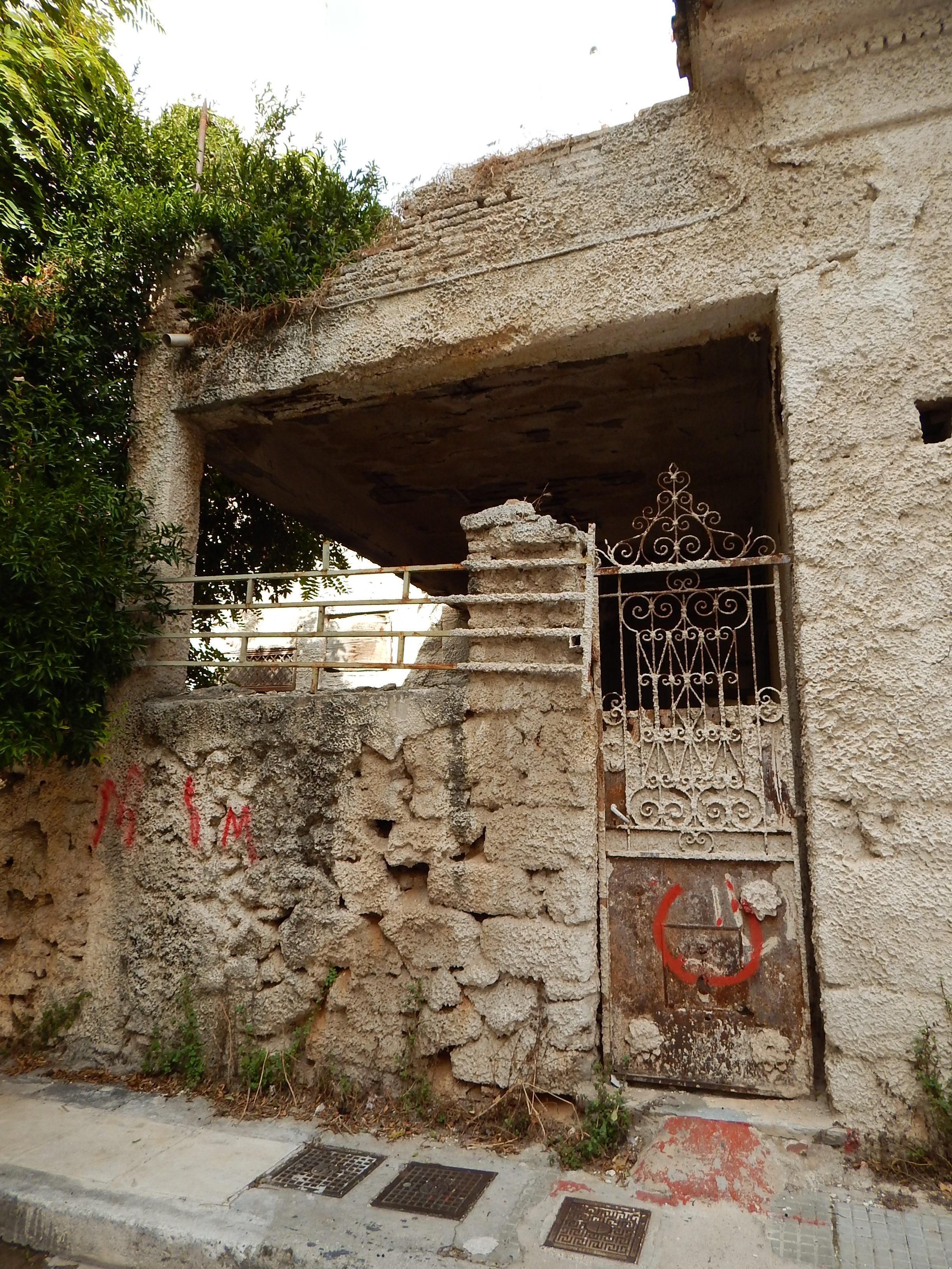 Façade detail on Anthidonos Street (2015)