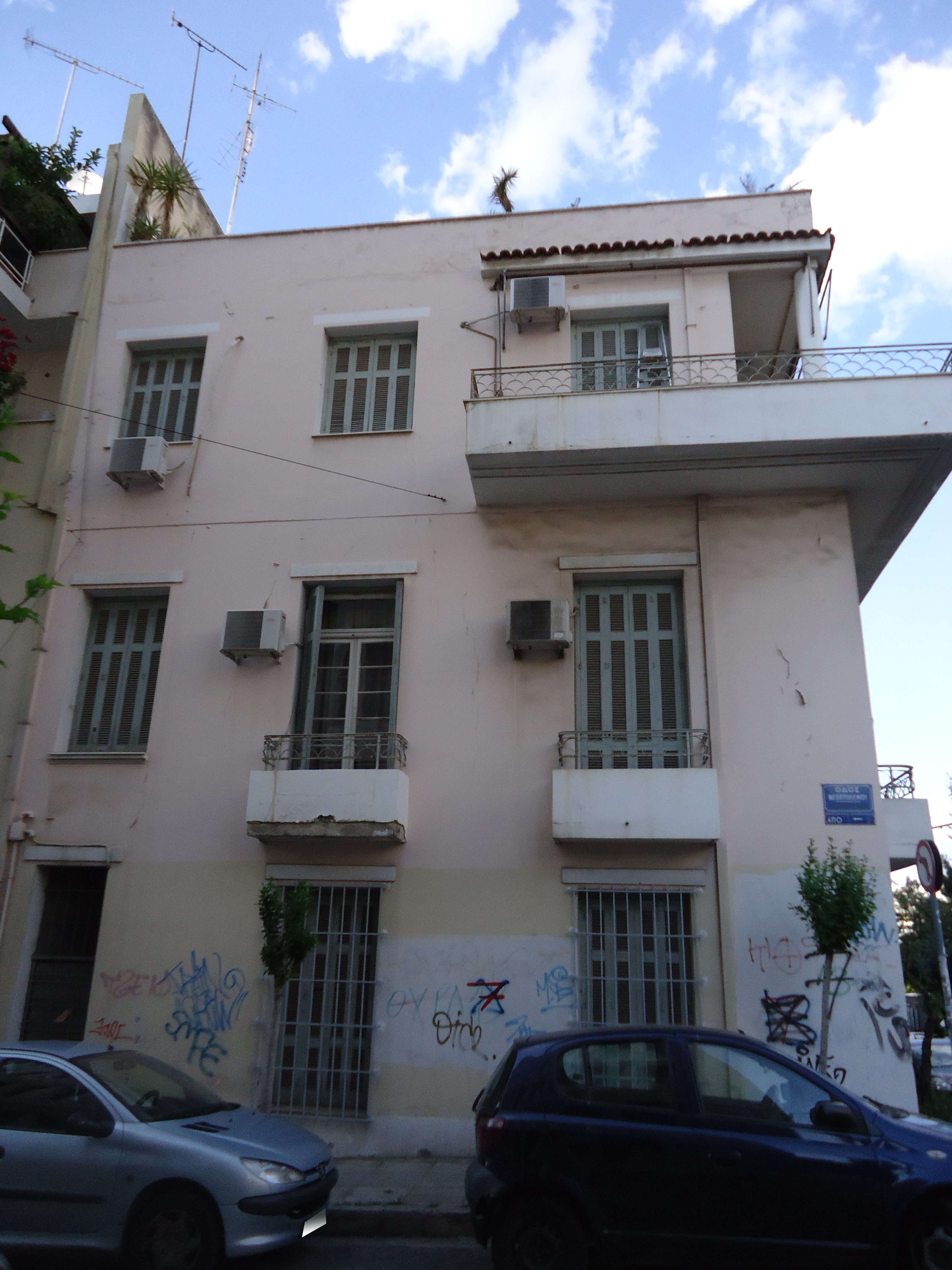 General view of the facade on Neoptolemou street (2015)