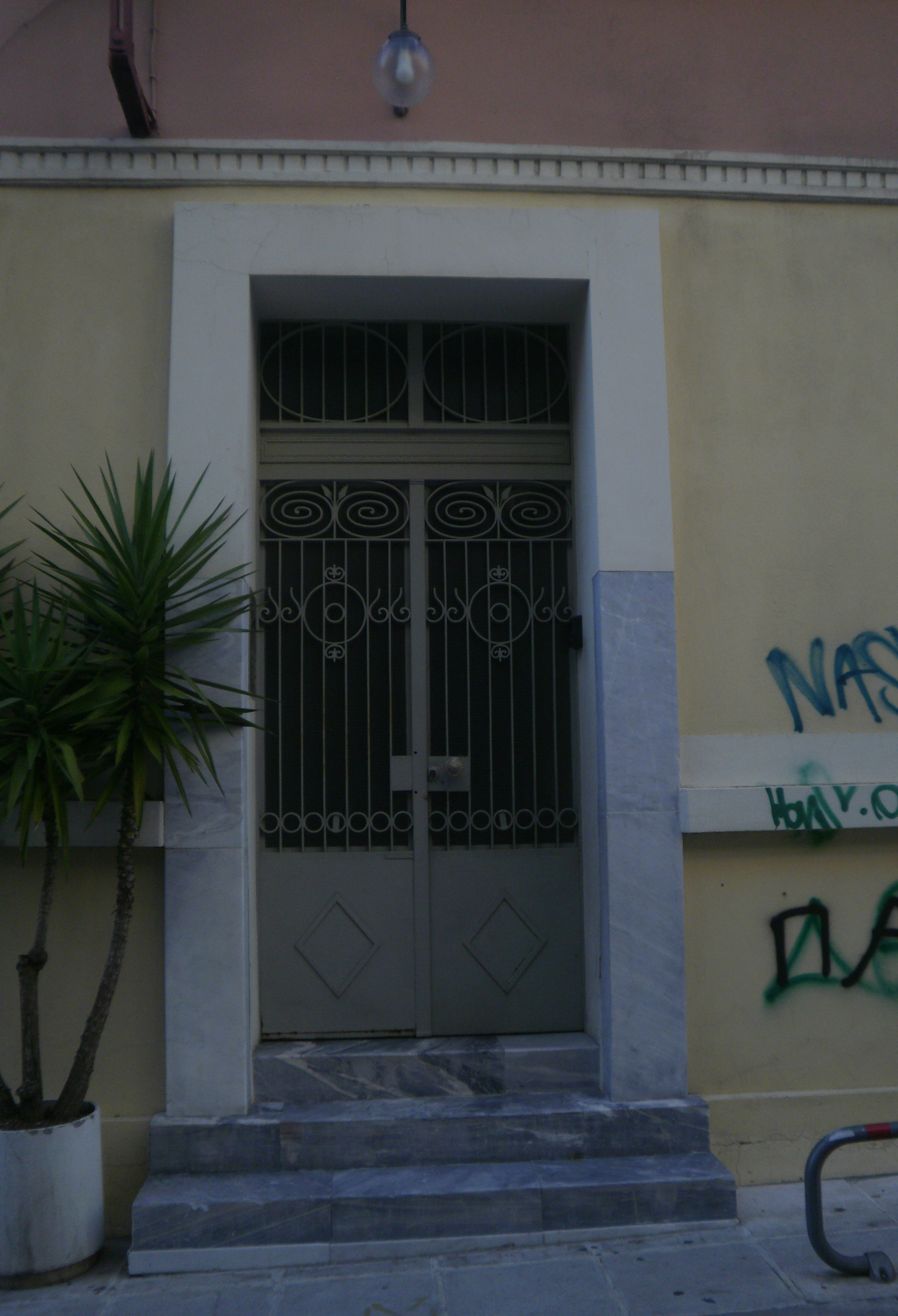 Γενική έκκεντρης εισόδου επί της οδού Πλαπούτα