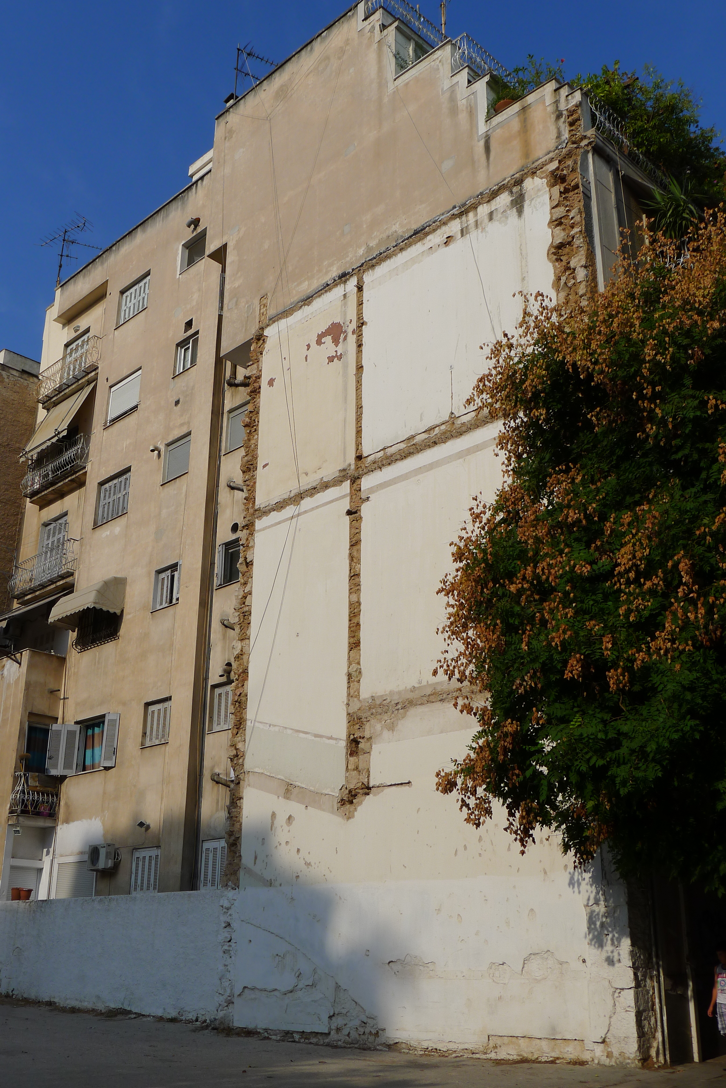 Γενική άποψη των απομειναριών του κτηρίου στον τοίχο (2013)