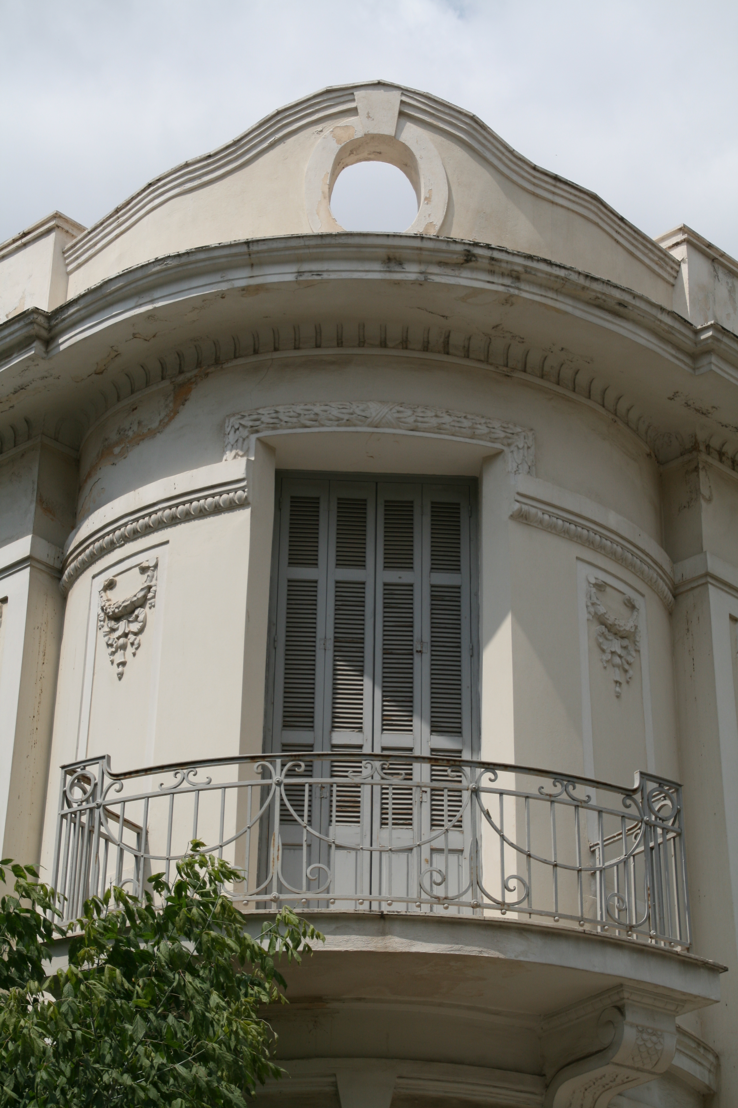 Detail of the facade, semicircular balcony (2014)