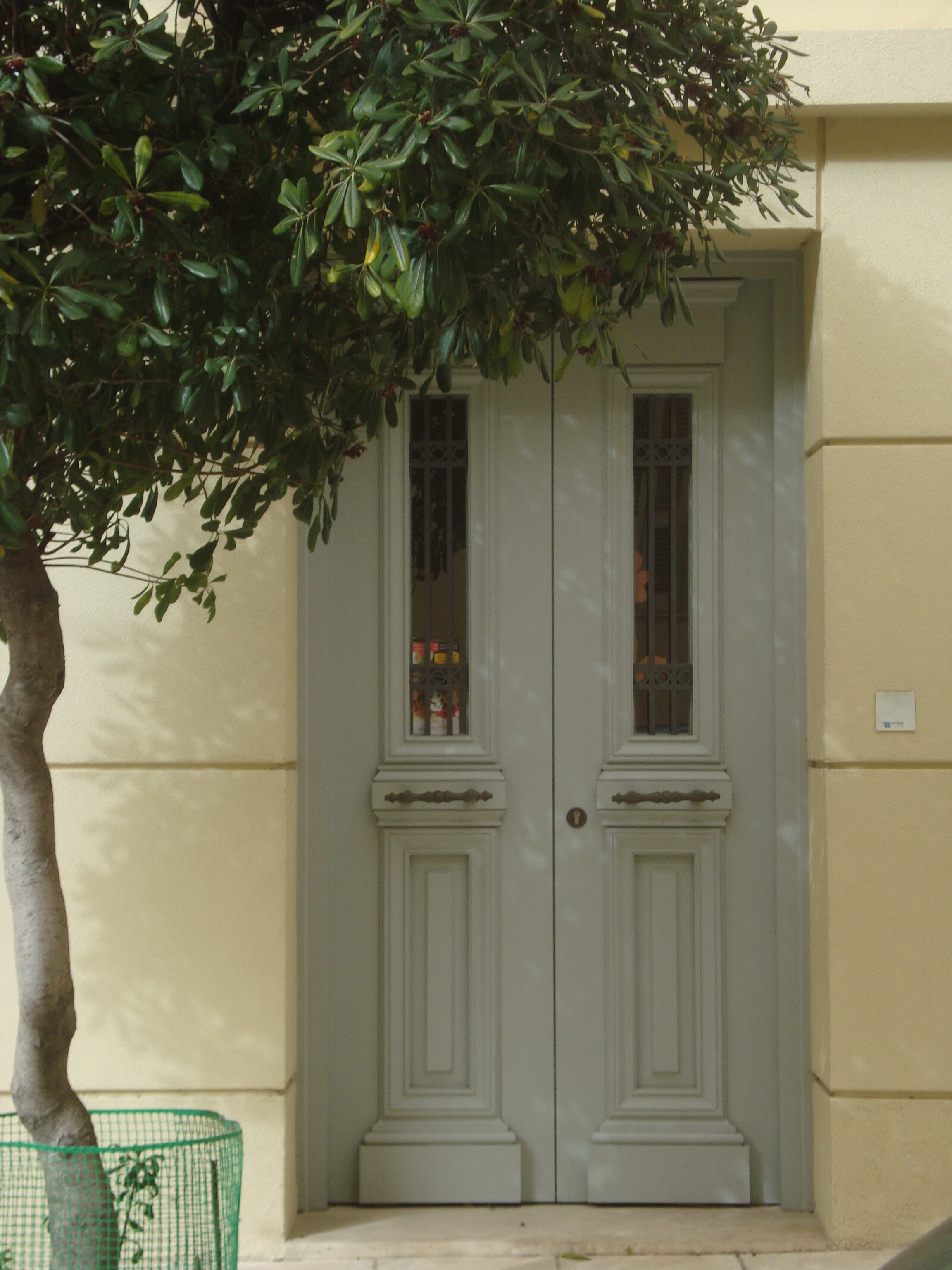 Γενική κεντρικής εισόδου επί της οδού Σταθογιάννη