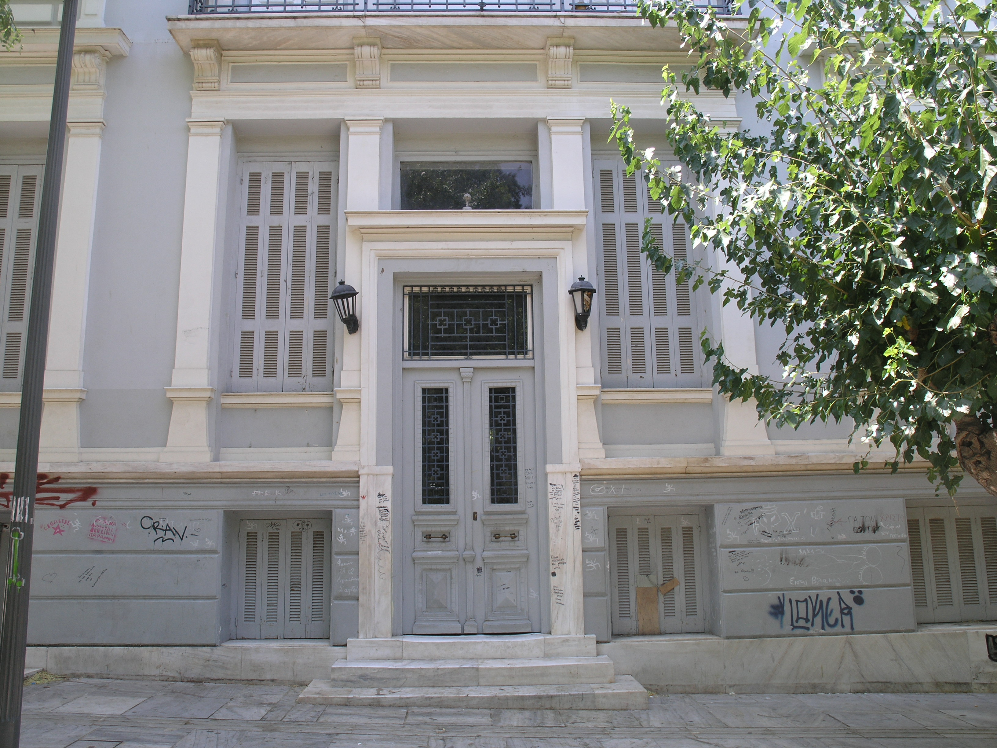 Γενική κεντρικής εισόδου προς το ισόγειο του κτηρίου επί της Αποστόλου Παύλου