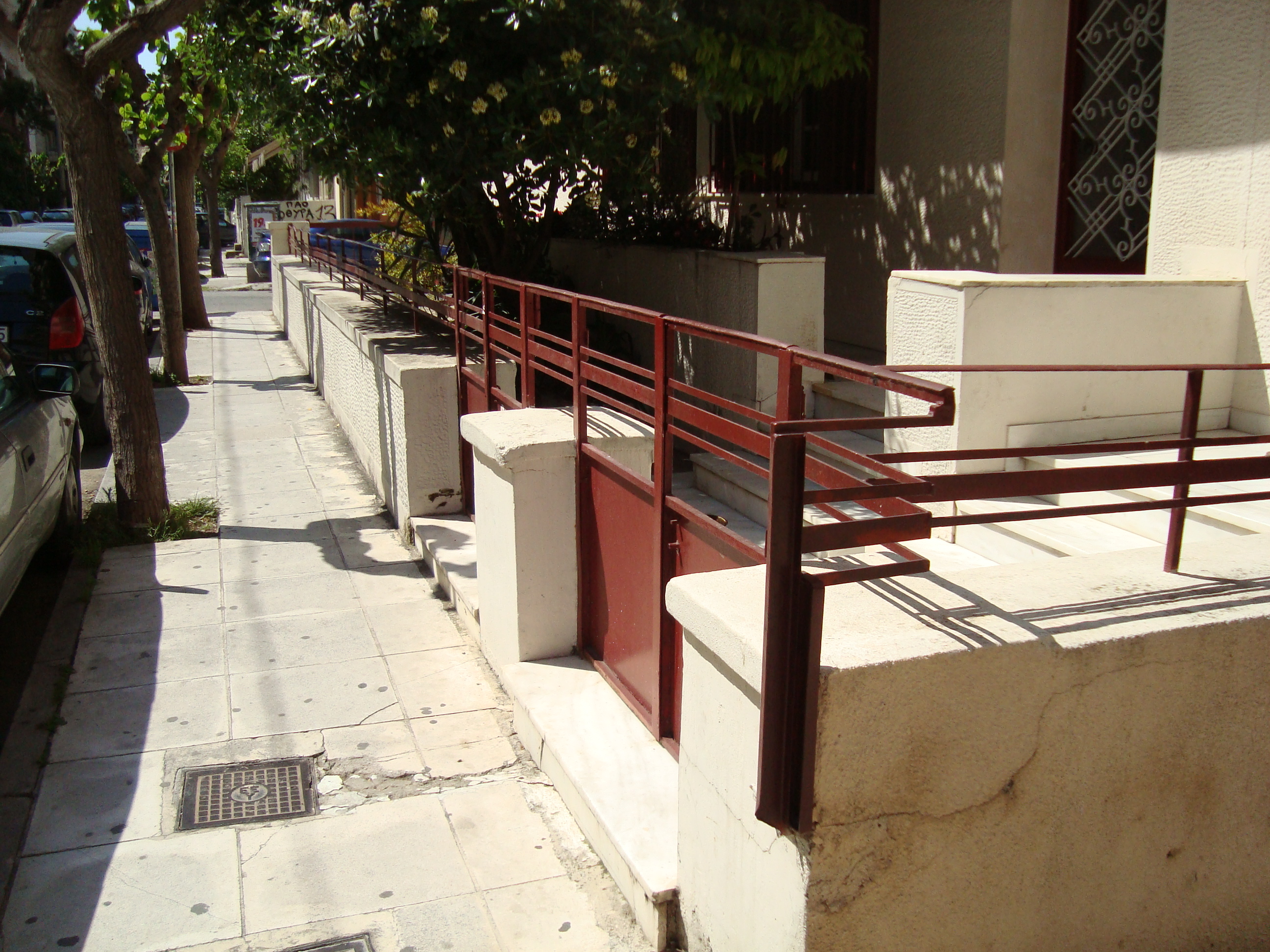 Αυλόθυρα και κάγκελα περιβόλου