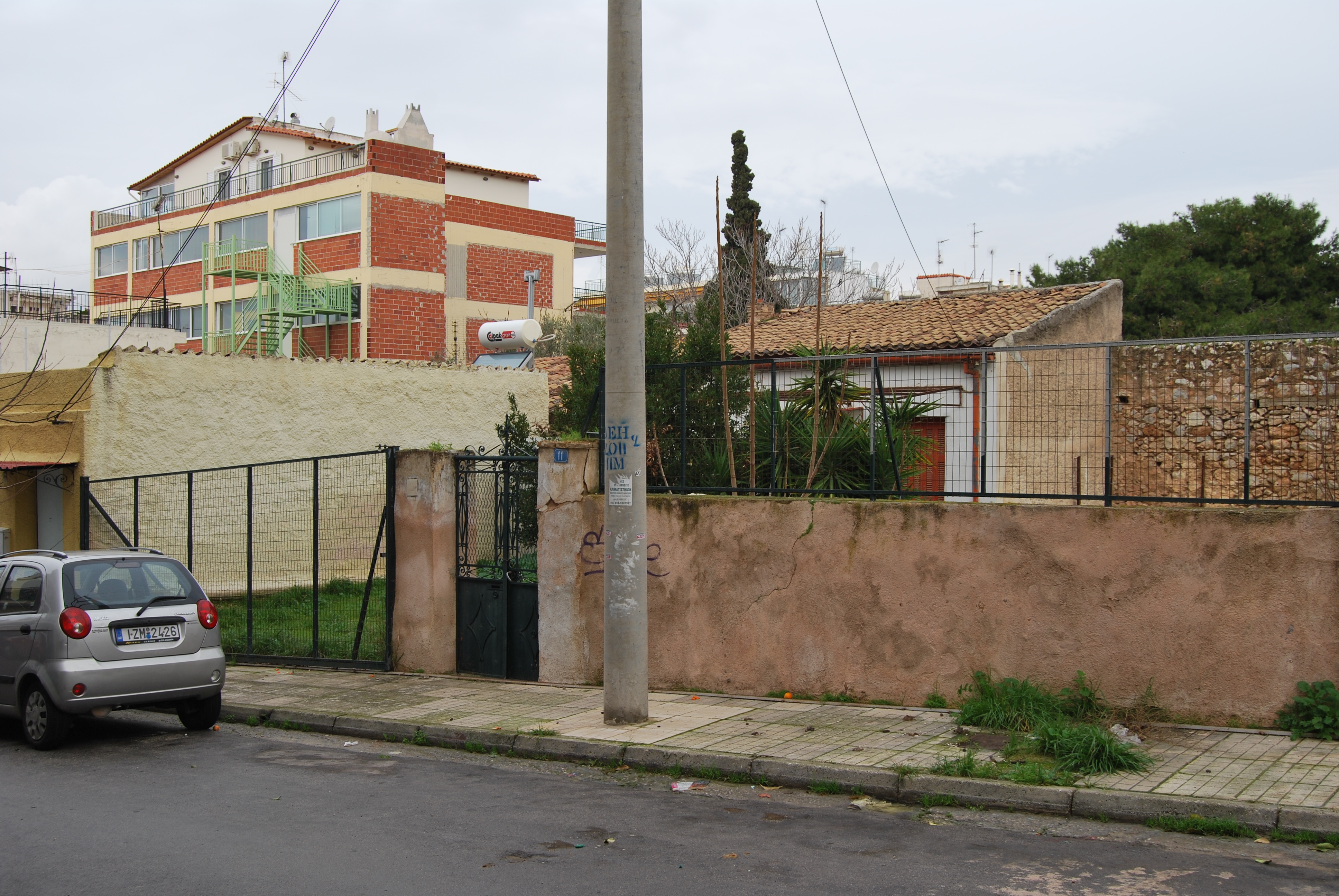 Γενική. Πρόσοψη οικοπέδου, άποψη αυλόθυρας
