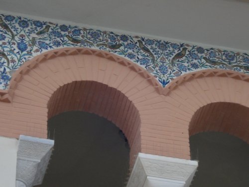 Διακόσμηση με πολύχρωμα κεραμικά πλακίδια πάνω από την τοξοστοιχία του ορόφου στο υποκατάστημα Πρέβεζας