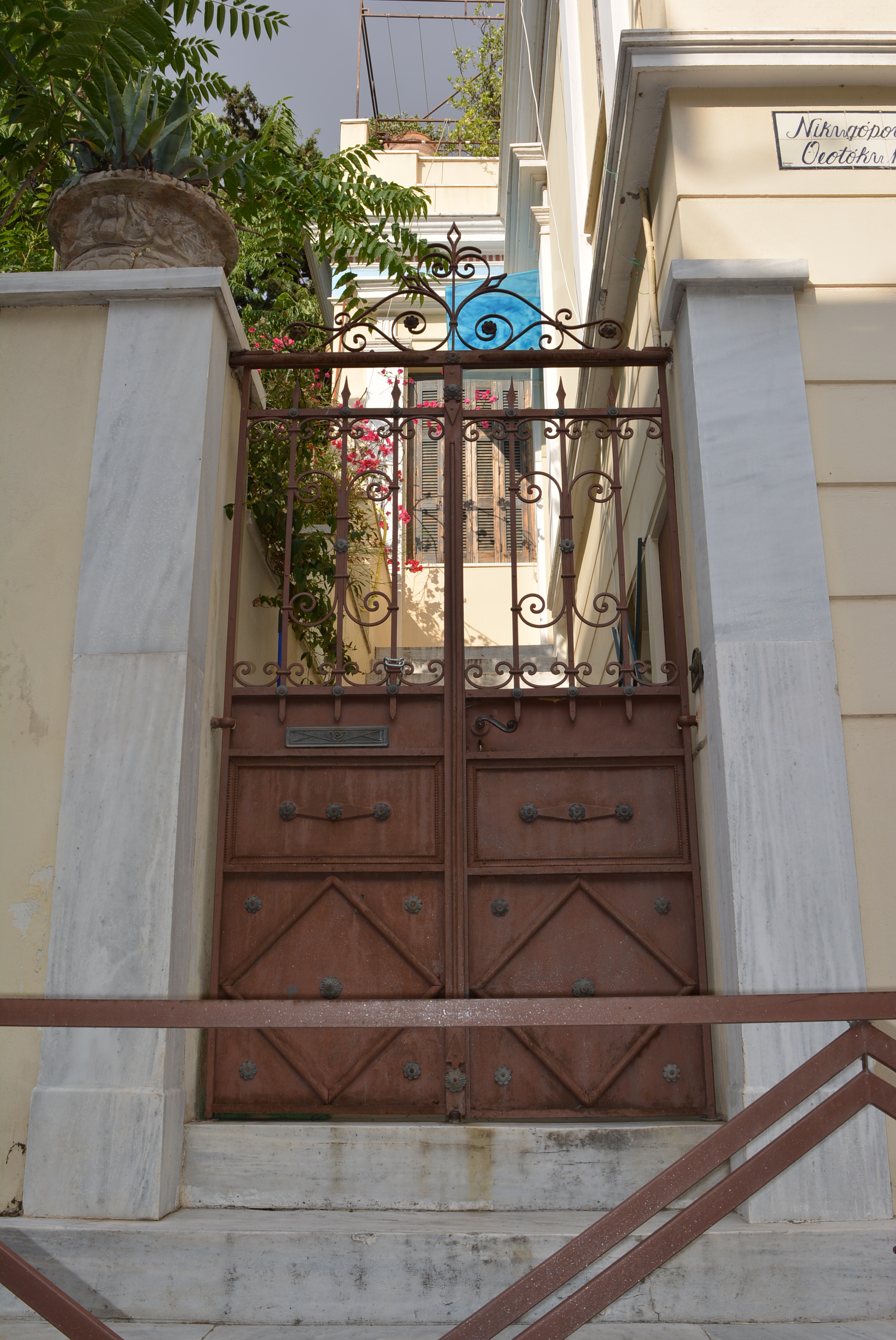 General view of yard's door