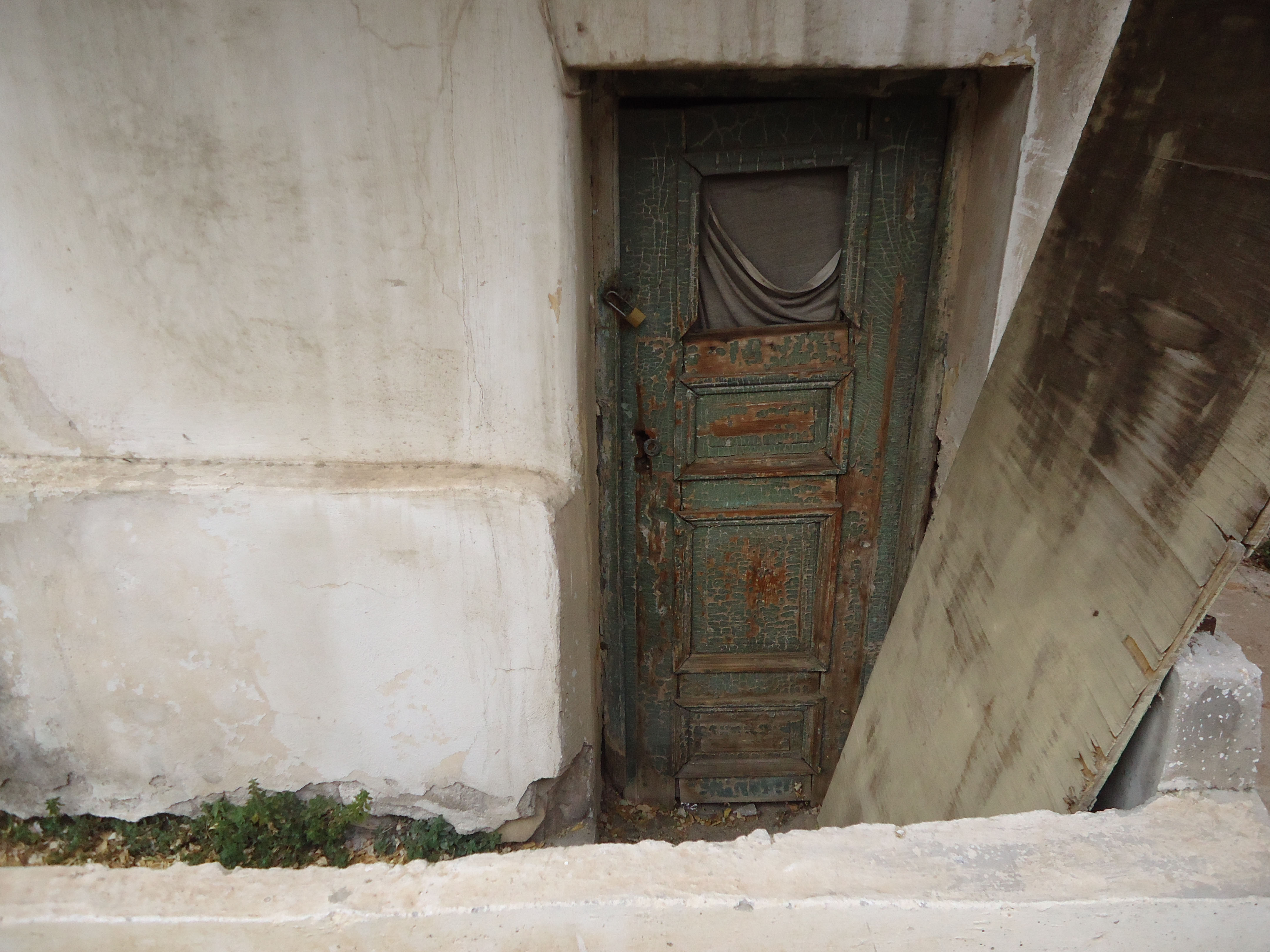 Λεπτομέρεια πόρτας υπογείου