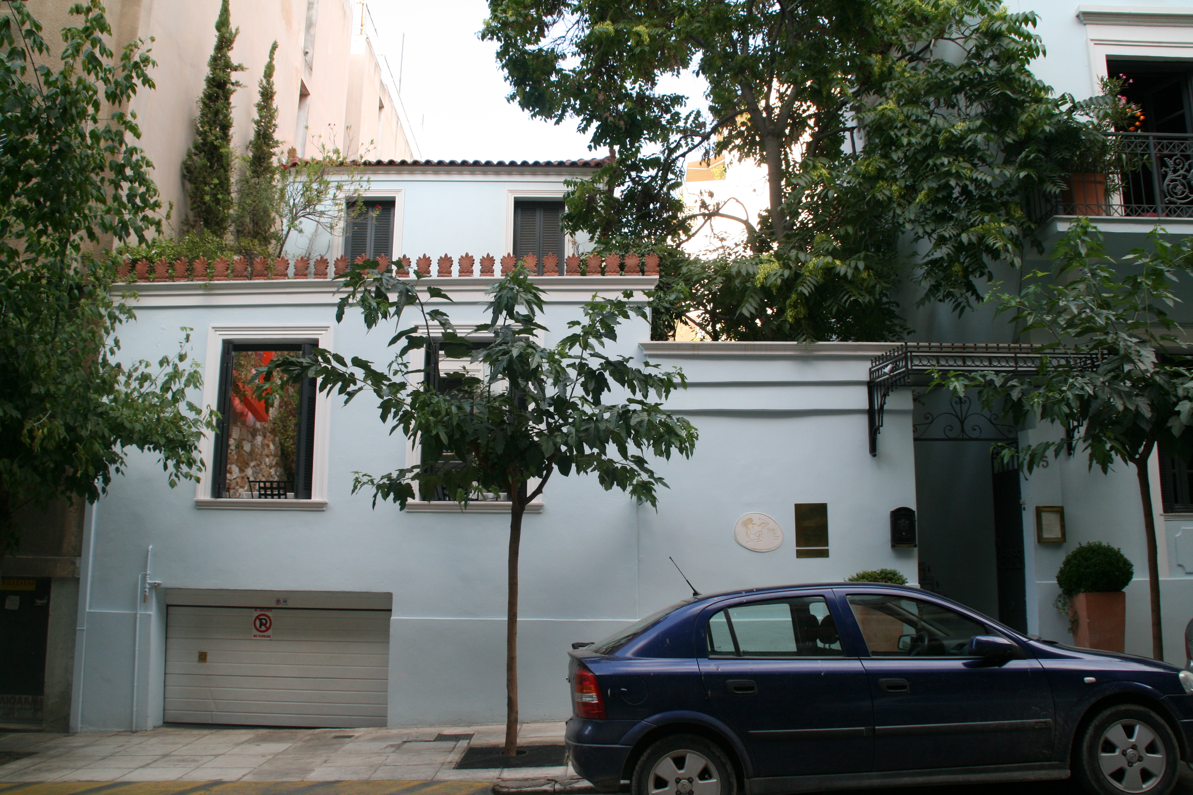 Άποψη του νεώτερου κτηρίου επί της οδού Πύρρωνος (2014)
