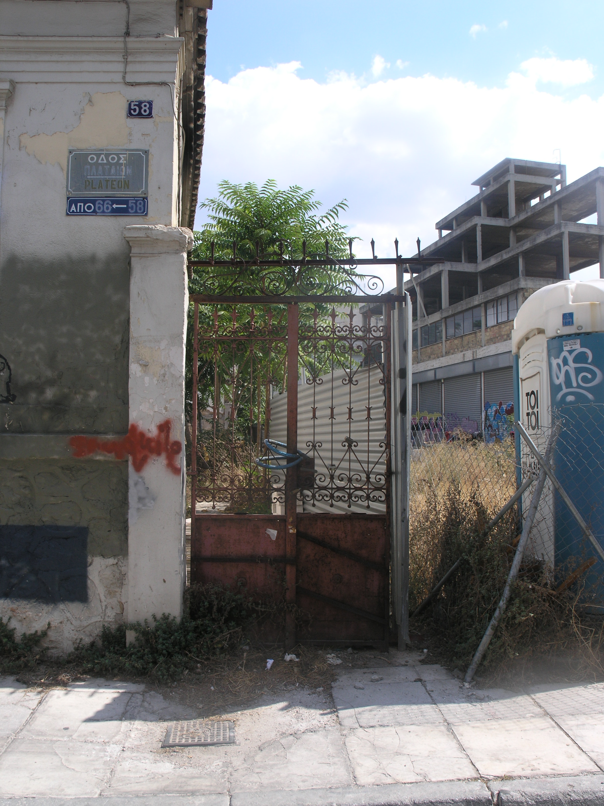 General view of yard door