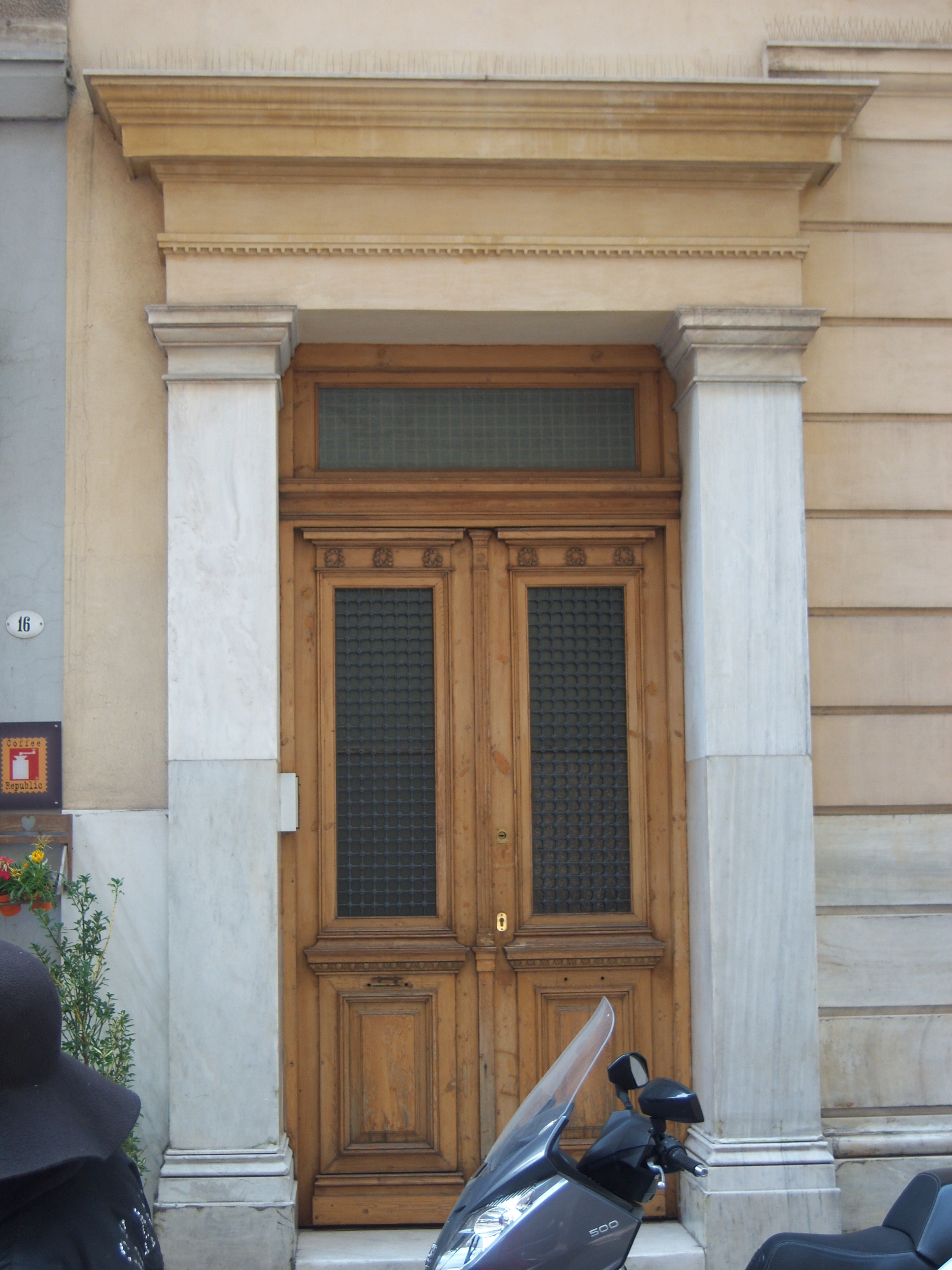 General view of entrance on Nikis street