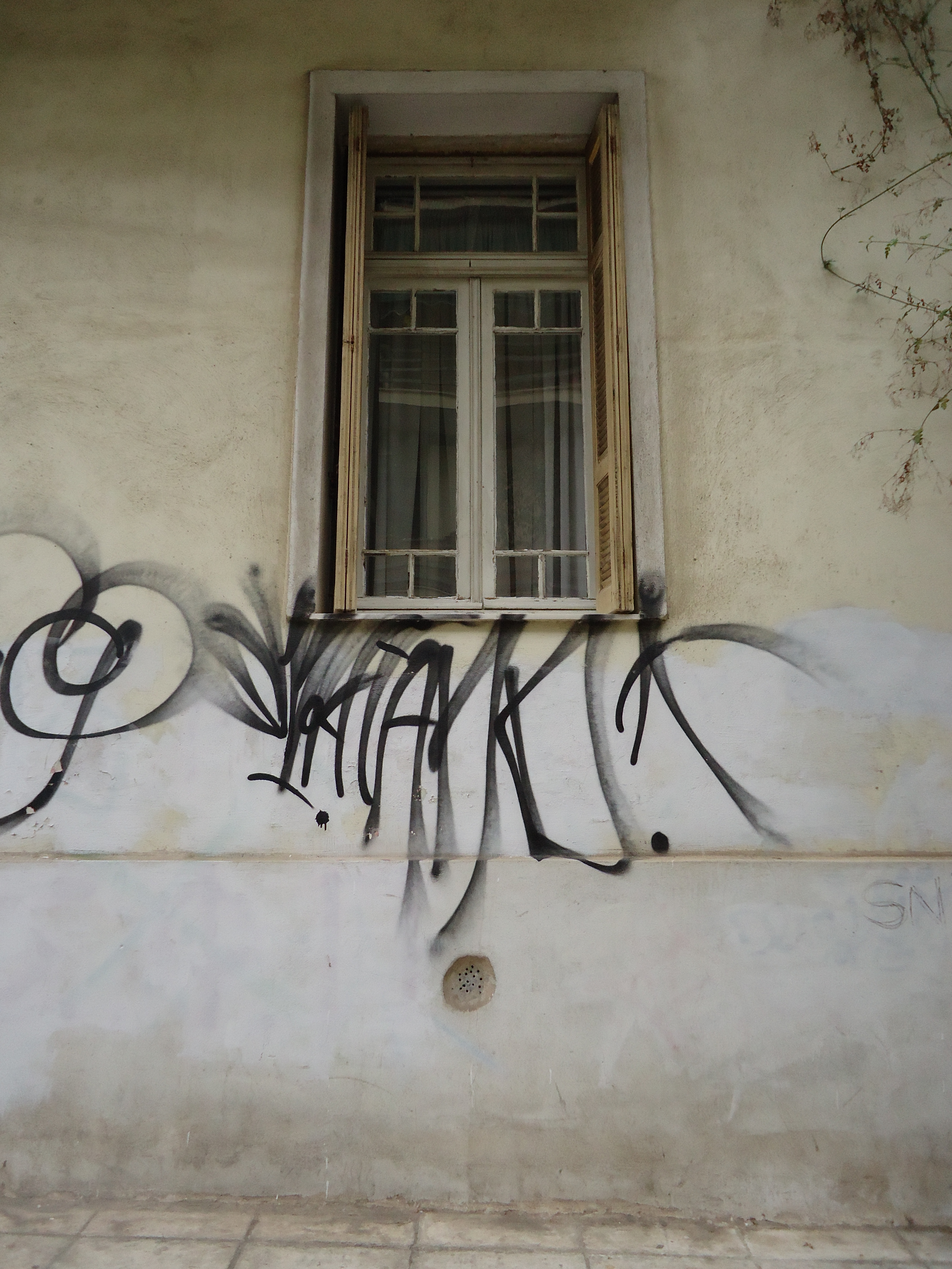 Γενική παραθύρου στην πλάγια όψη επί της Ιέρωνος