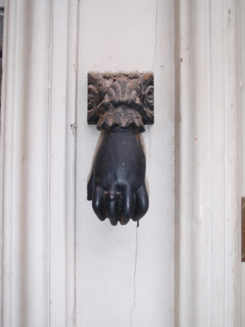 Off-centred entrance detail