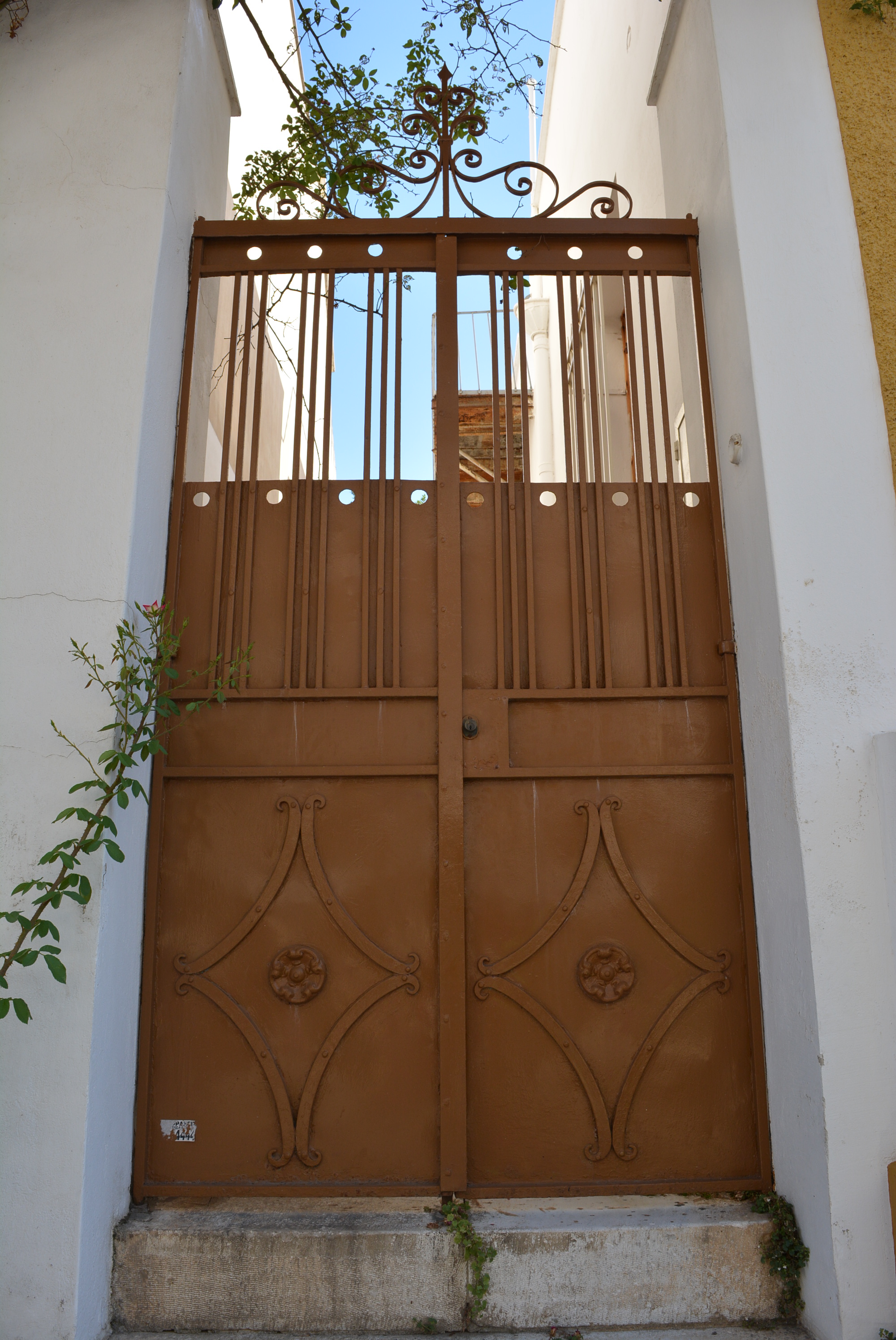 General view of the courtyard door