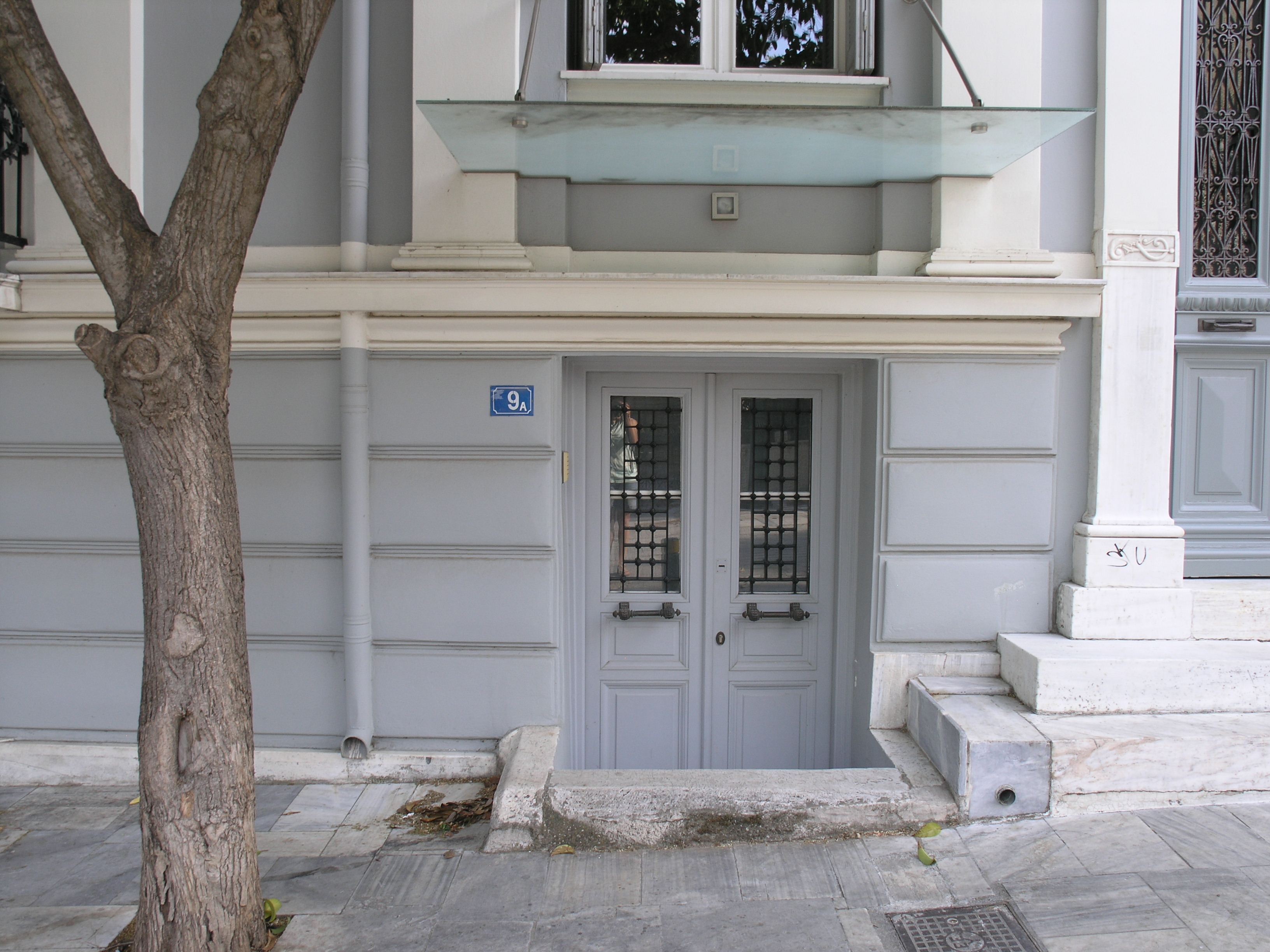Detail of façade - View of the basement entrance