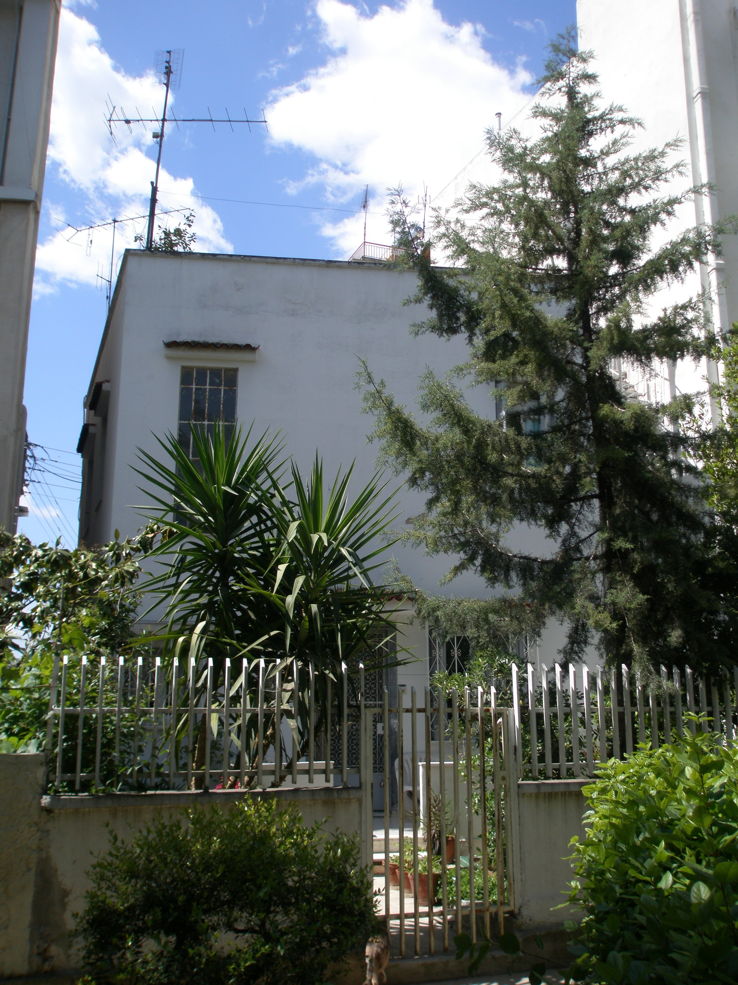 Άποψη πρόσοψης και μπροστινής αυλής.