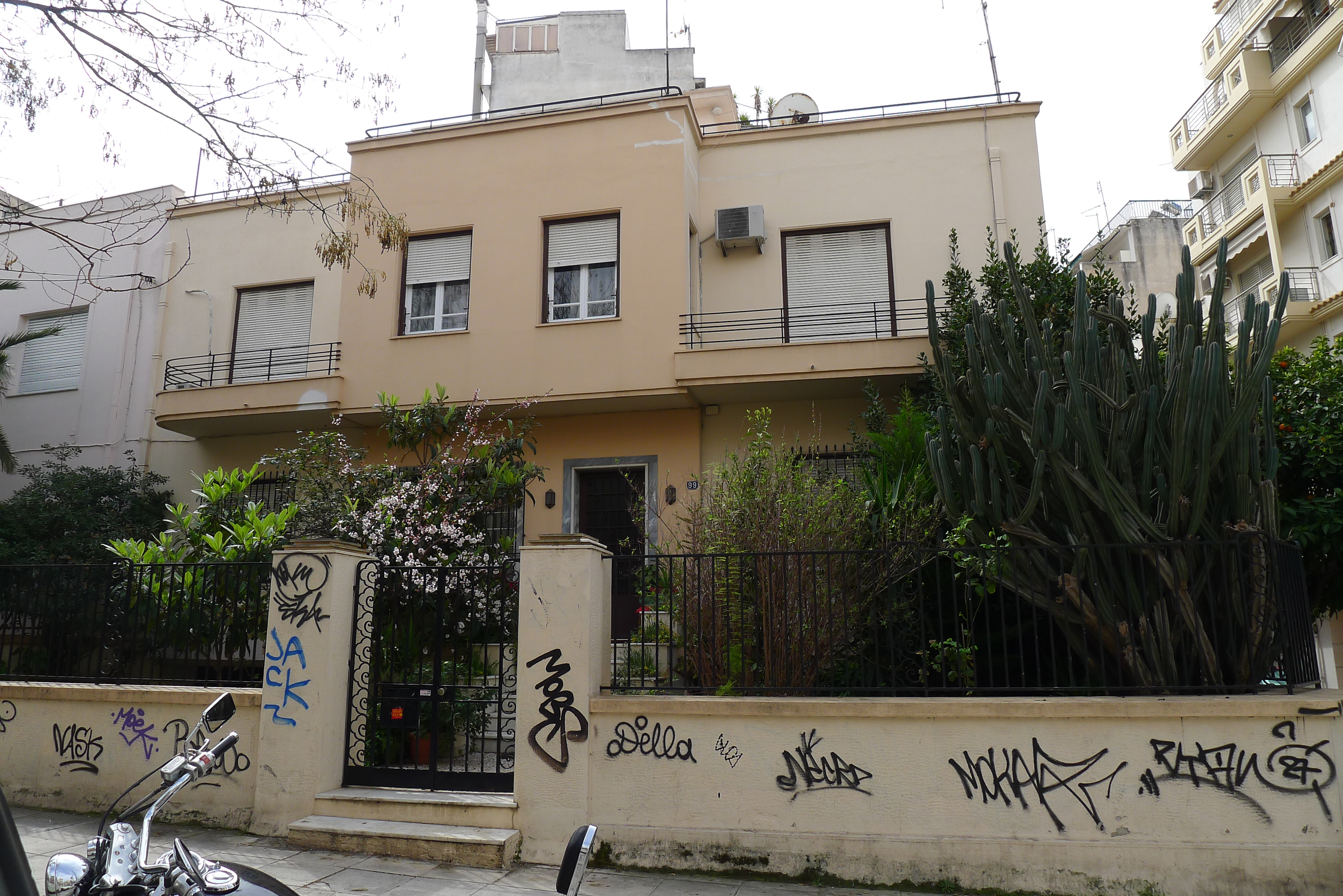 Η πρόσοψη του κτηρίου