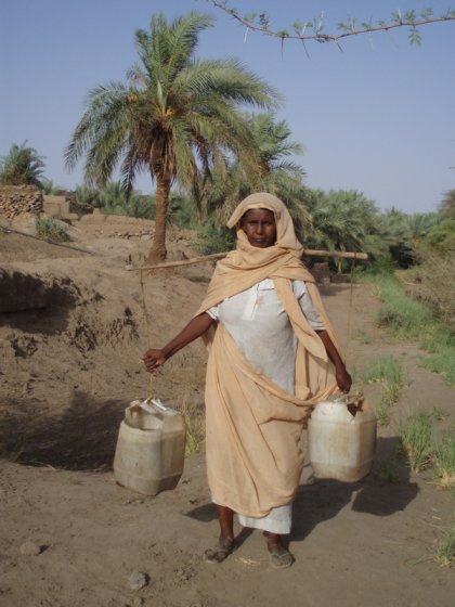 Εικ.4: Γυναίκα της φυλής Μανασίρ στην καθημερινή δραστηριότητα της μεταφοράς νερού από το ποτάμι στον οικισμό