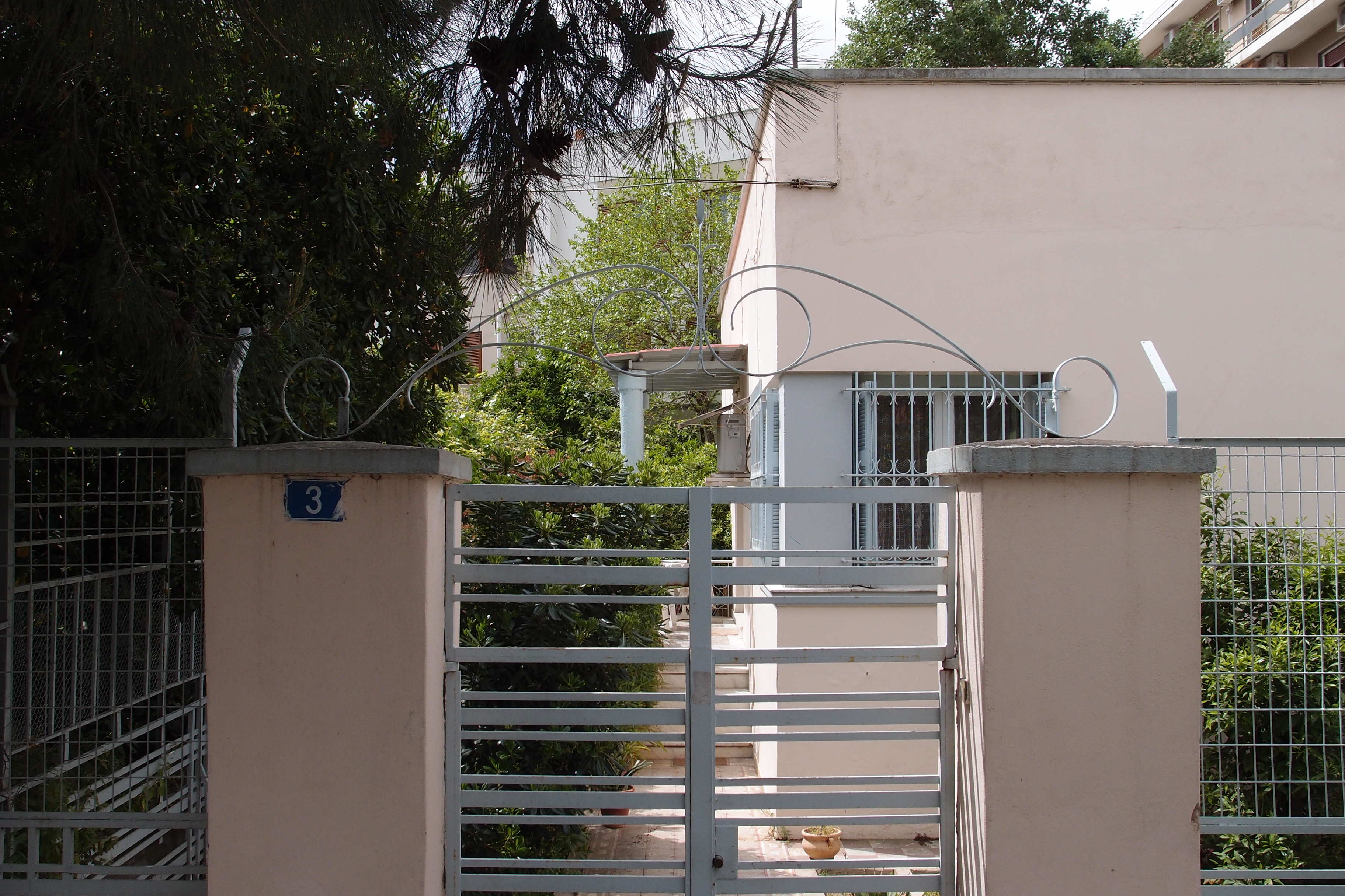 Αυλόθυρα και είσοδος σπιτιού