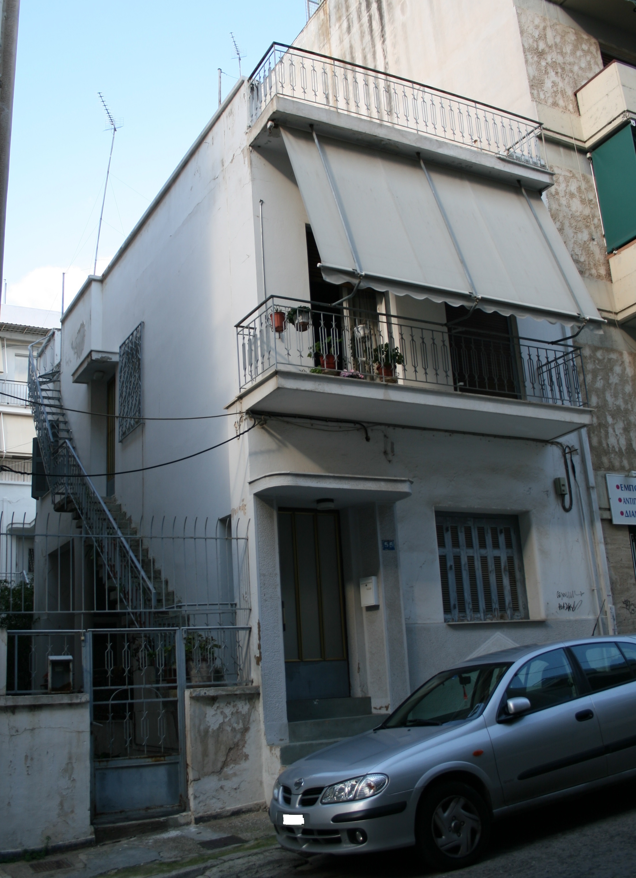 Μεταγενέστερο κτήριο στην πρόσοψη του οικοπέδου