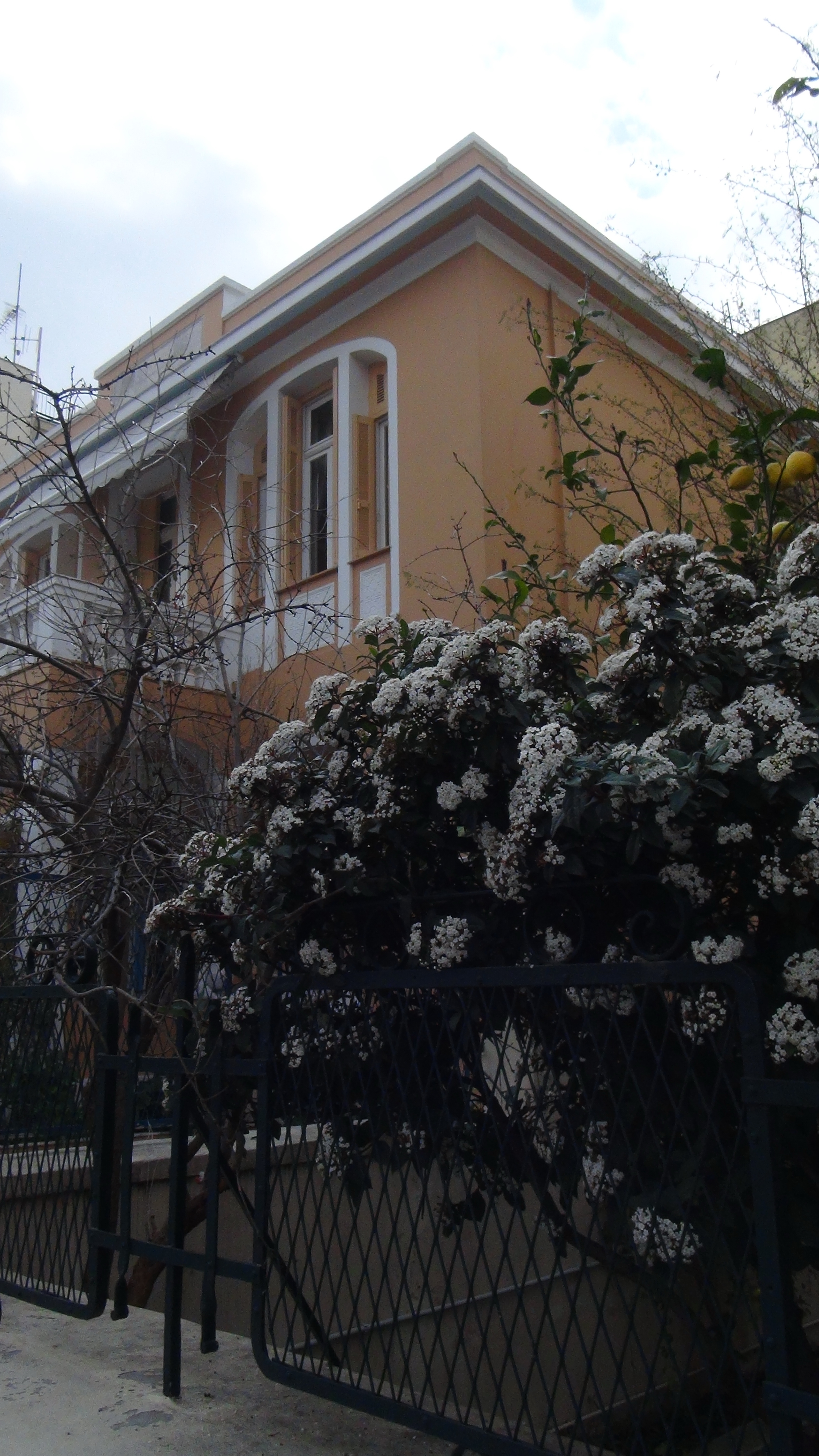 Άποψη πρόσοψης και πλαϊνής όψης