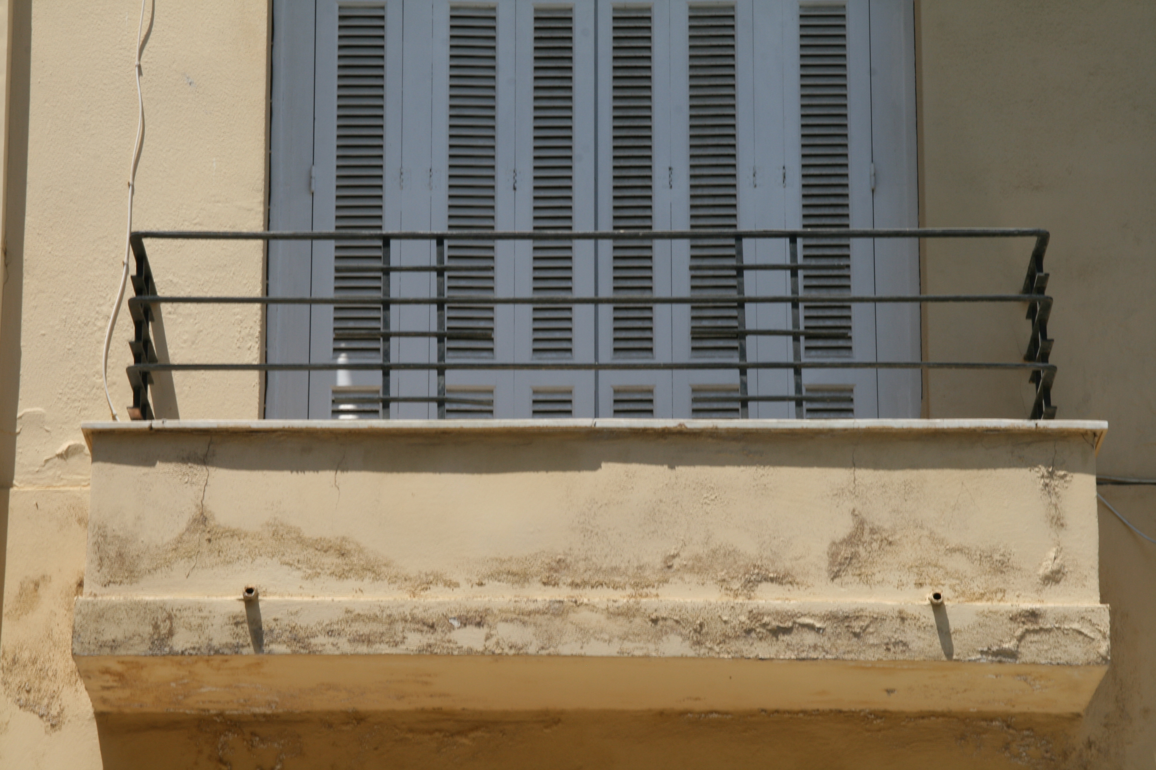 Detail of the main facade, balcony of the elevated ground floor (2014)