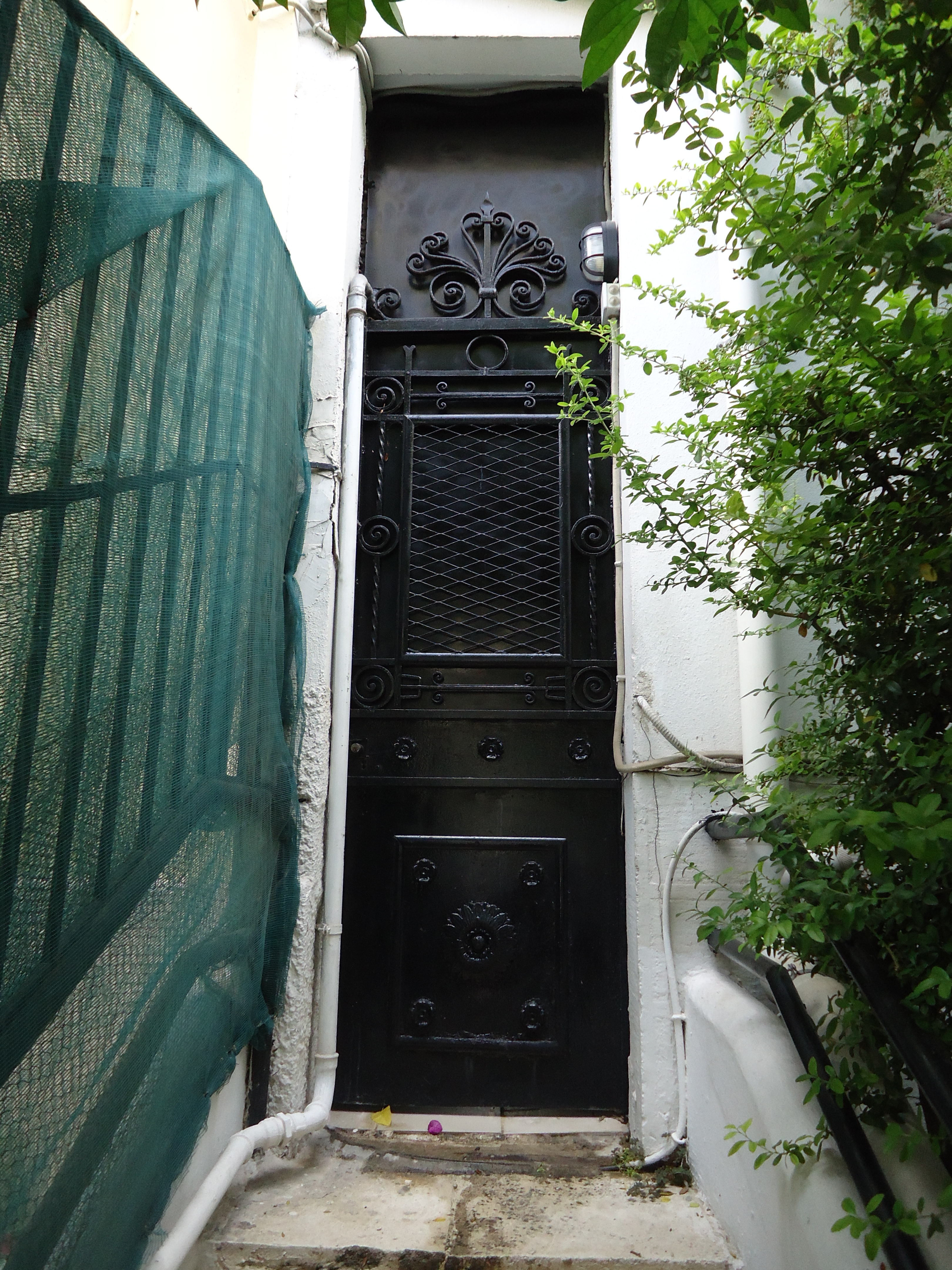 General view of yard door