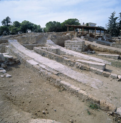 Τα νεώρια του αρχαίου λιμανιού της Λάρνακας, που κτίσθηκε την κλασική εποχή (480-320 π.Χ.) και βρισκόταν προστατευμένο εντός των κυκλώπειων υειχών της πόλης. Ανασκάφηκε από την Γαλλική Αρχαιολογική Αποστολή το 1990.