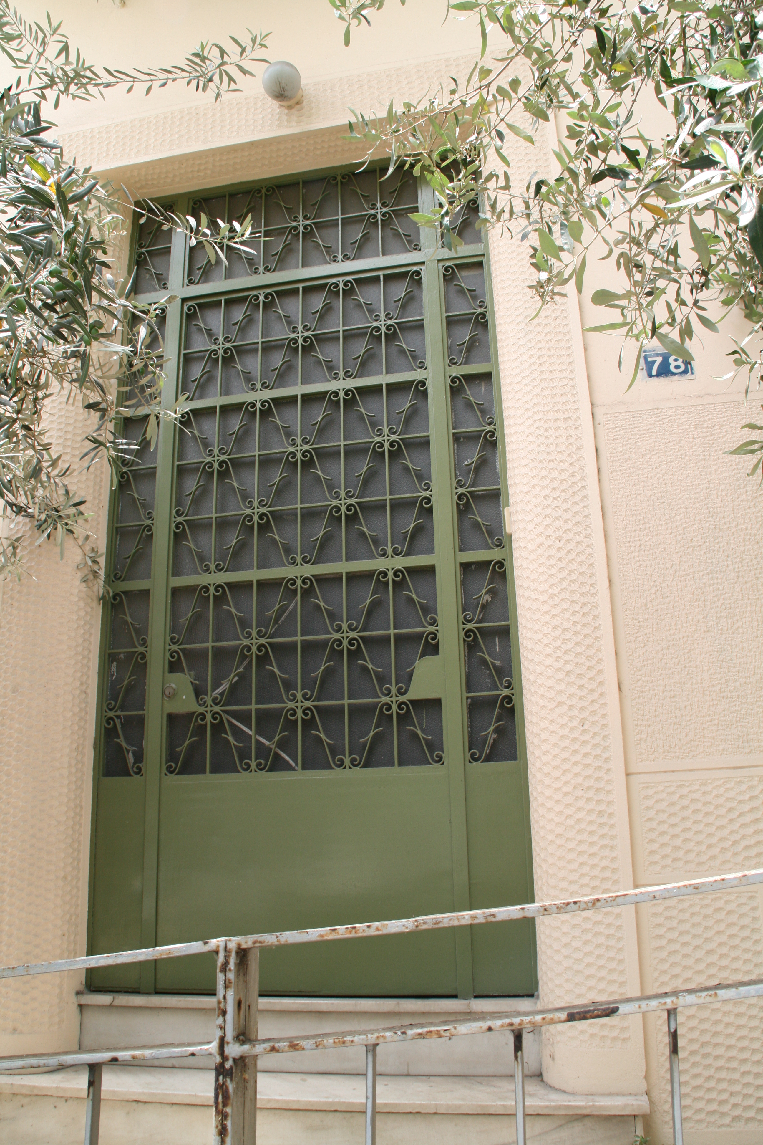 Entrance door on Dikaiarchou street (2014)