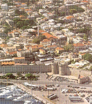Αεροφωτογραφία της κεντρικής εισόδου της πόλης.
Πηγή: Μεσαιωνική πόλη Ρόδου.
Έργα αποκατάστασης 1985-2000