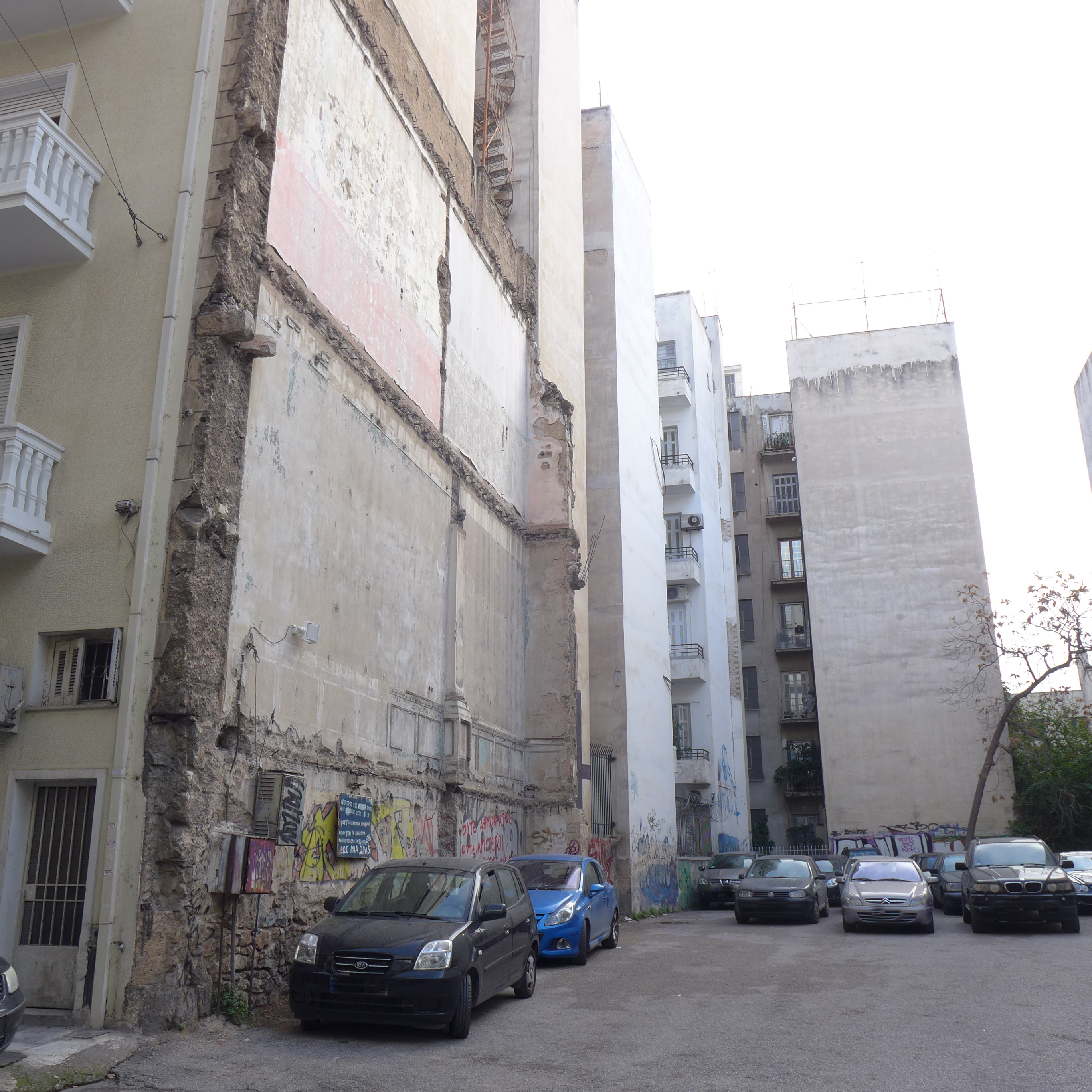 Γενική τοίχου με τα απομεινάρια του κατεδαφισμένου κτηρίου (2014)