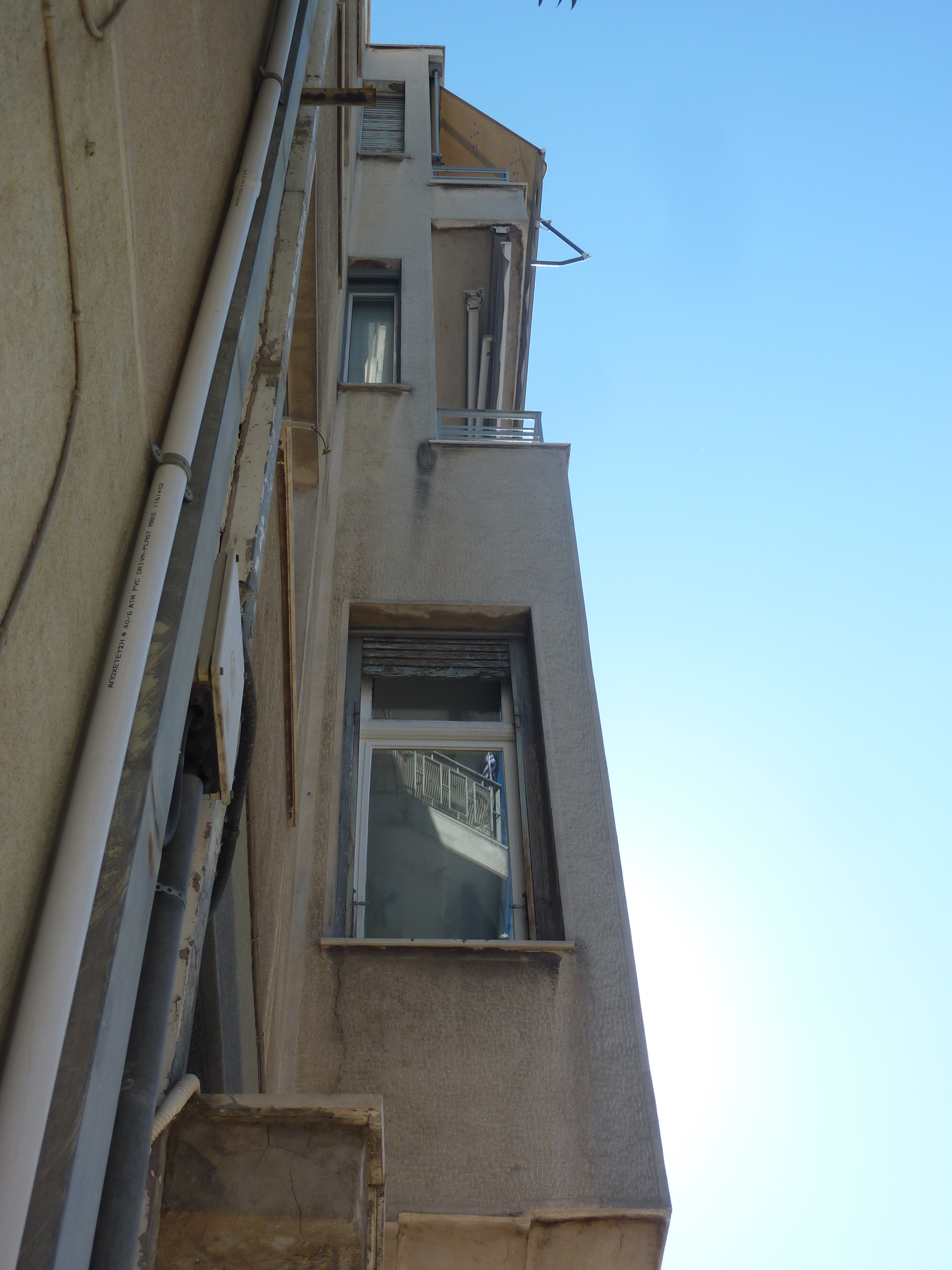 Λεπτομέρεια στην κύρια όψη της στενής πλευράς των έρκερ στους ορόφους