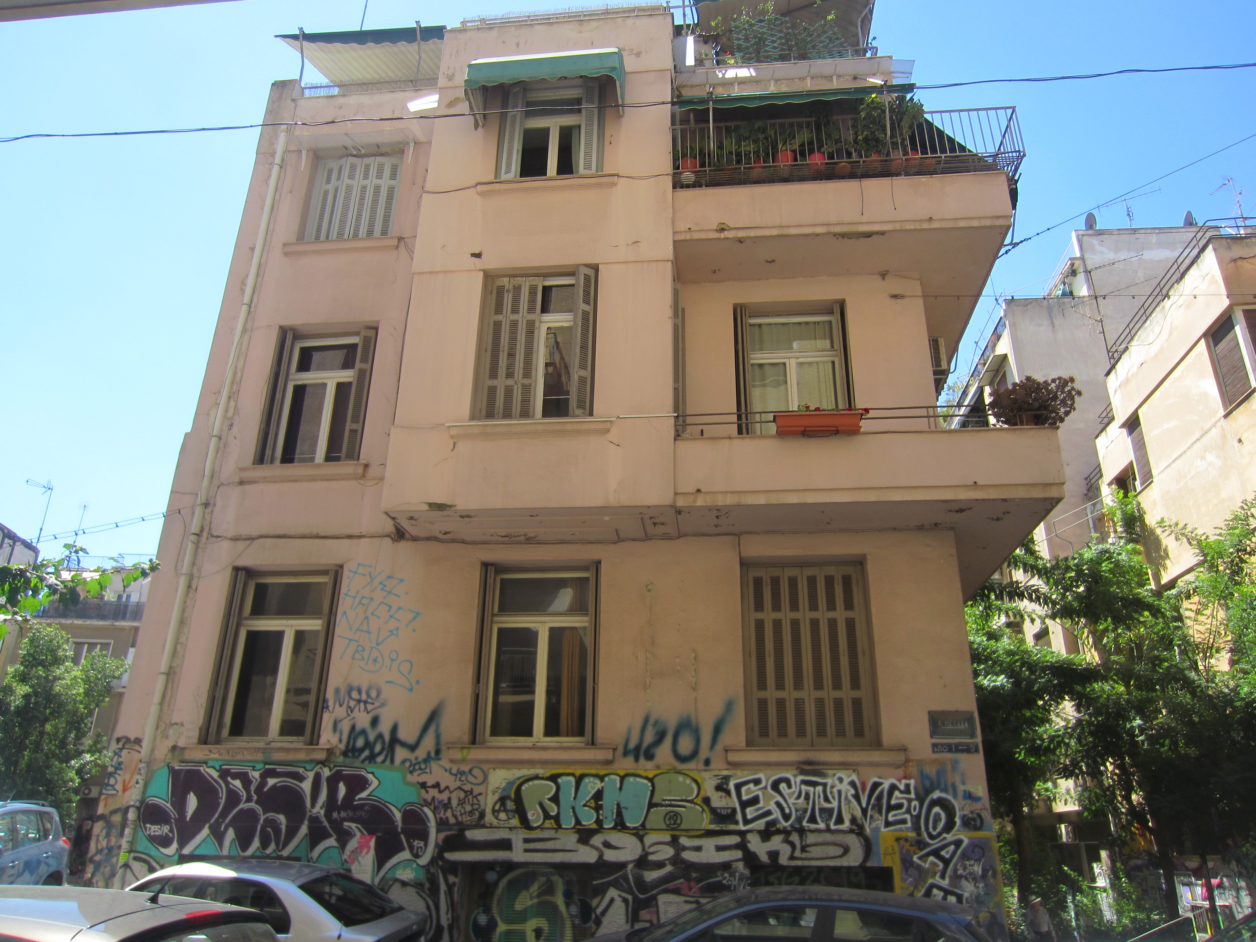Γενική όψη επί της οδού Μεταξά