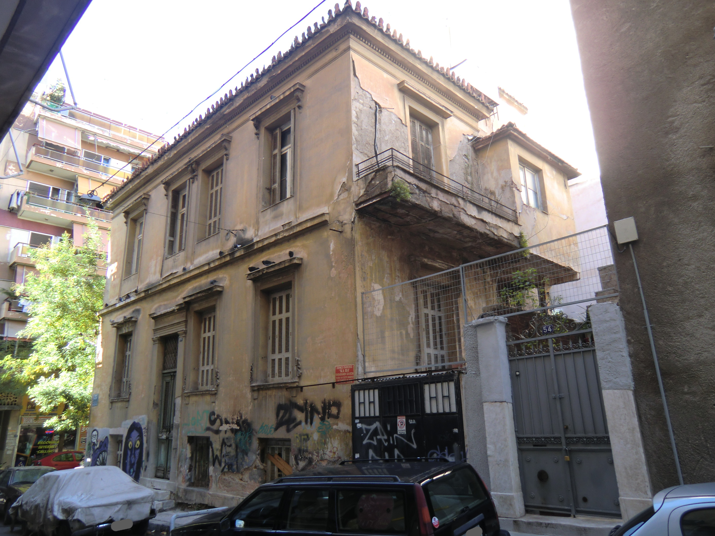 View of the façade on Feron street and view of the back side (2014)