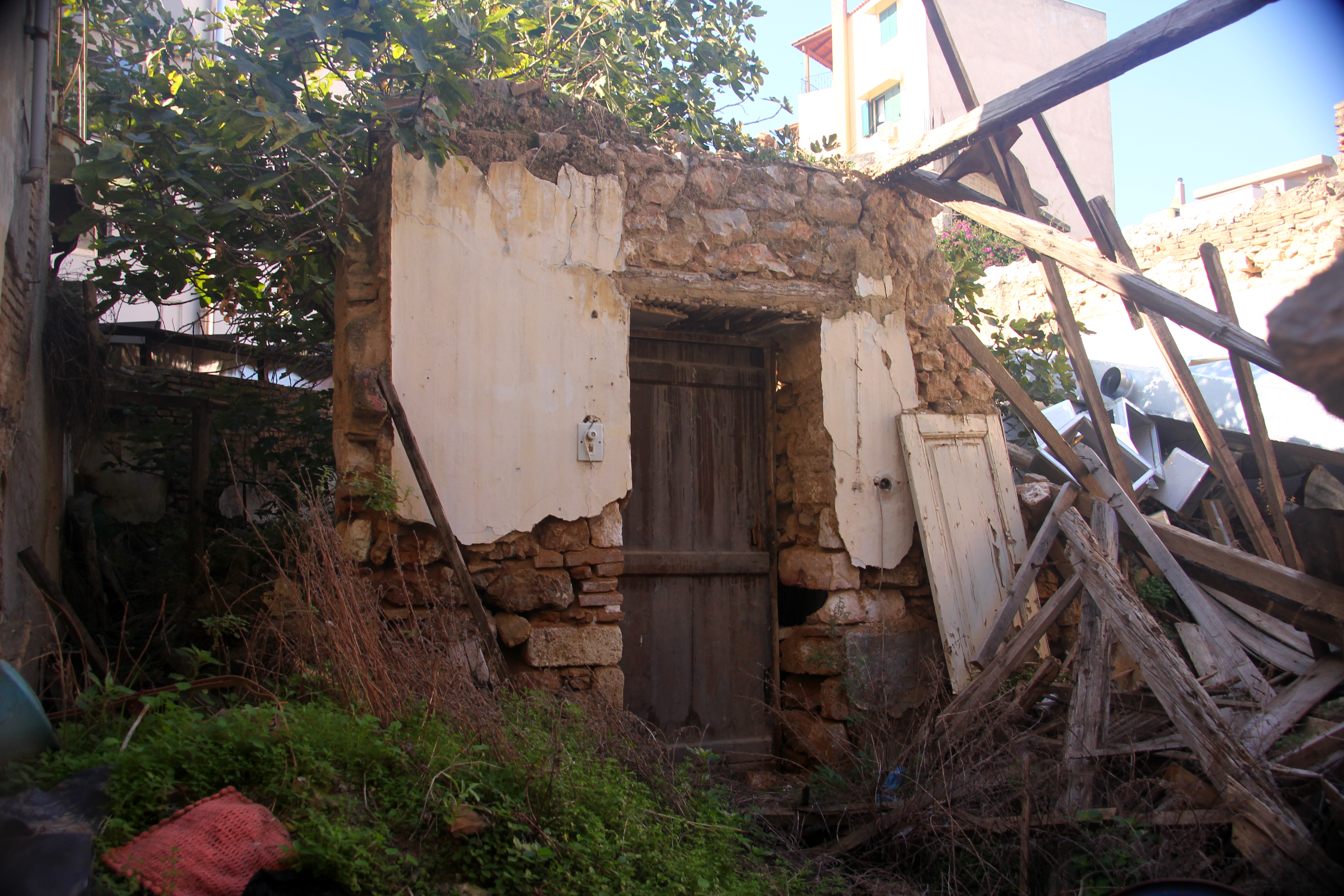 View of the auxiliary building in the yard