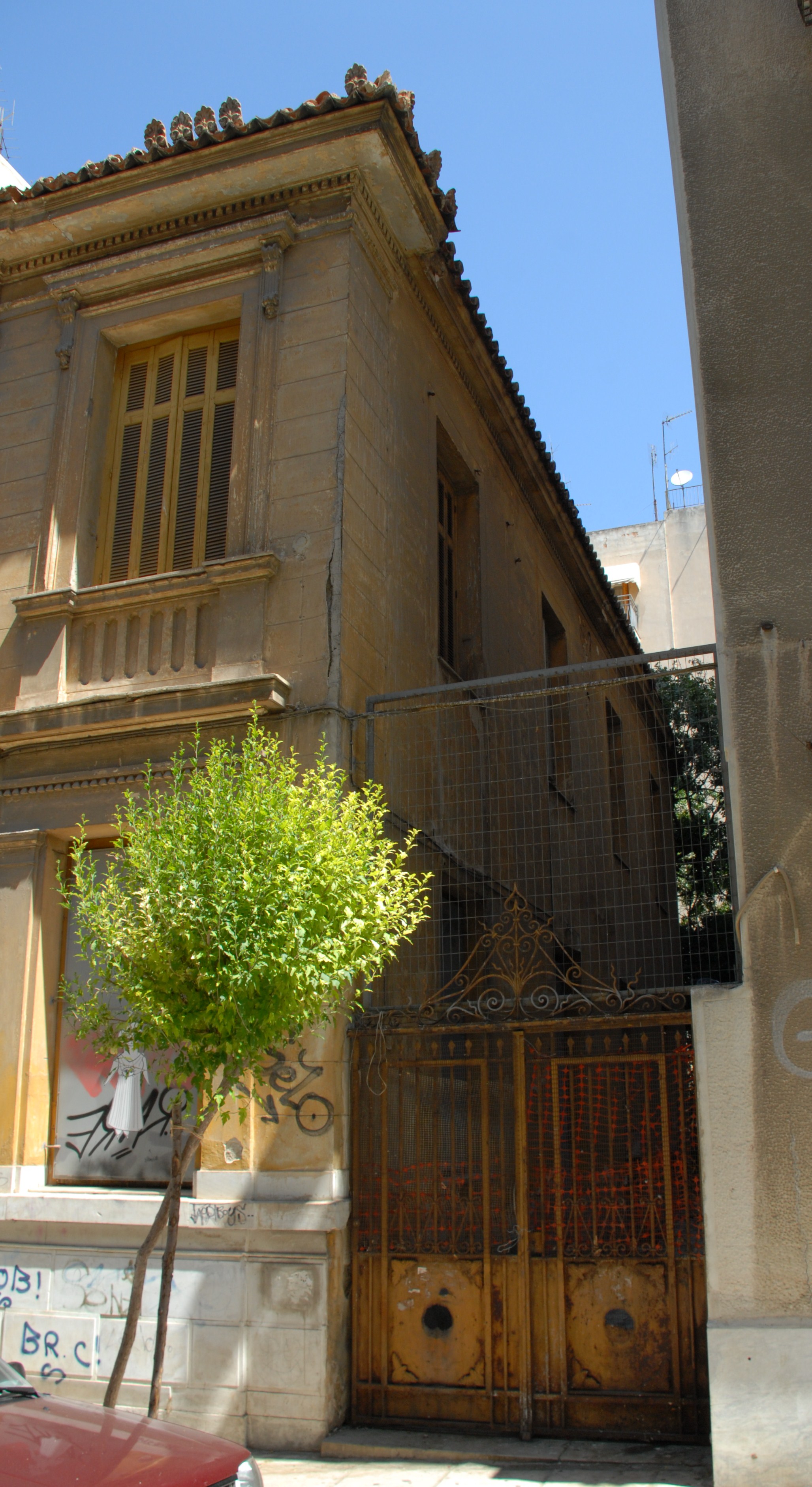 Θύρα εισόδου στην αυλή