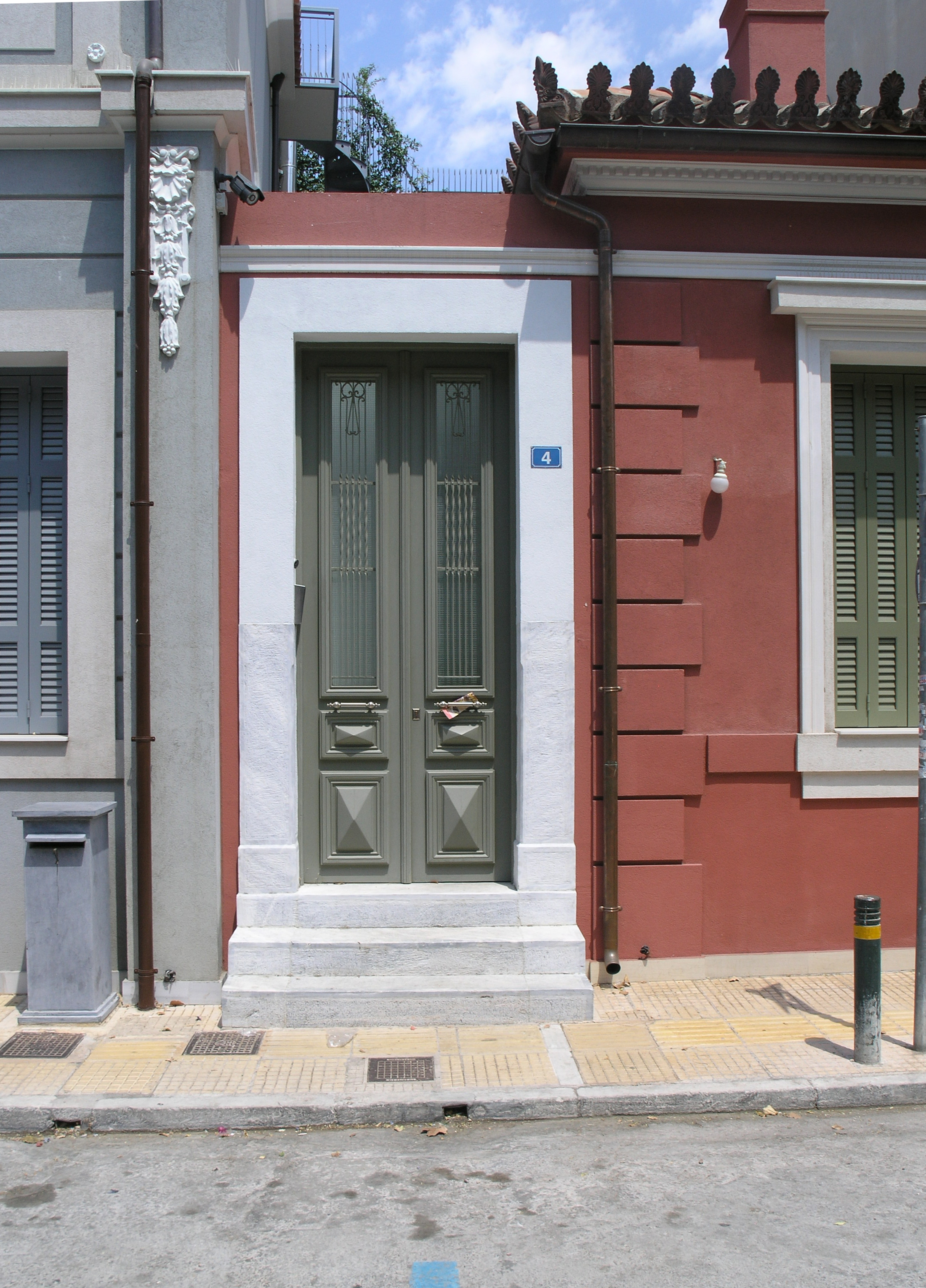 General view of main entrance, common for buildings 4 and 6 on Poulopoulou Ilia str.