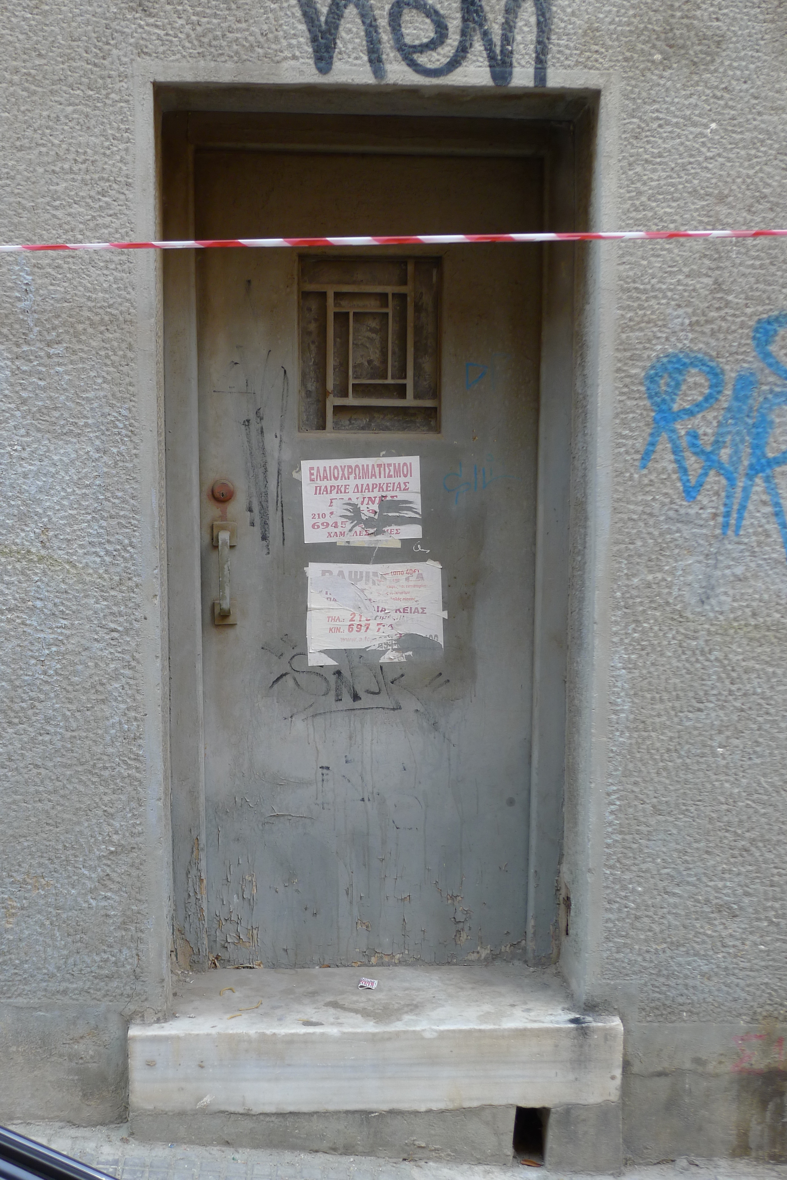 General view of the basement entrance (2013)