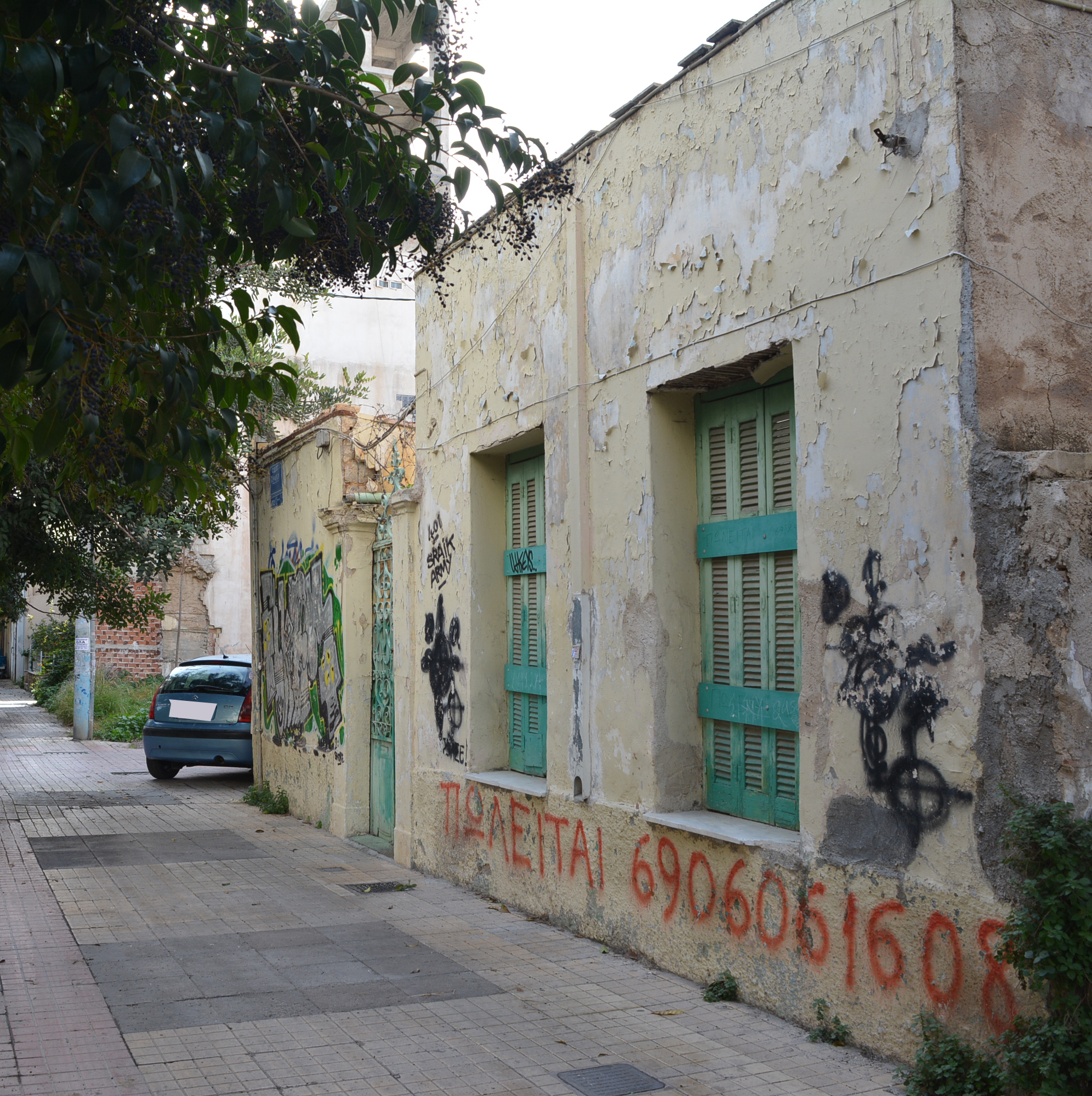 View of the façade on Praviou street