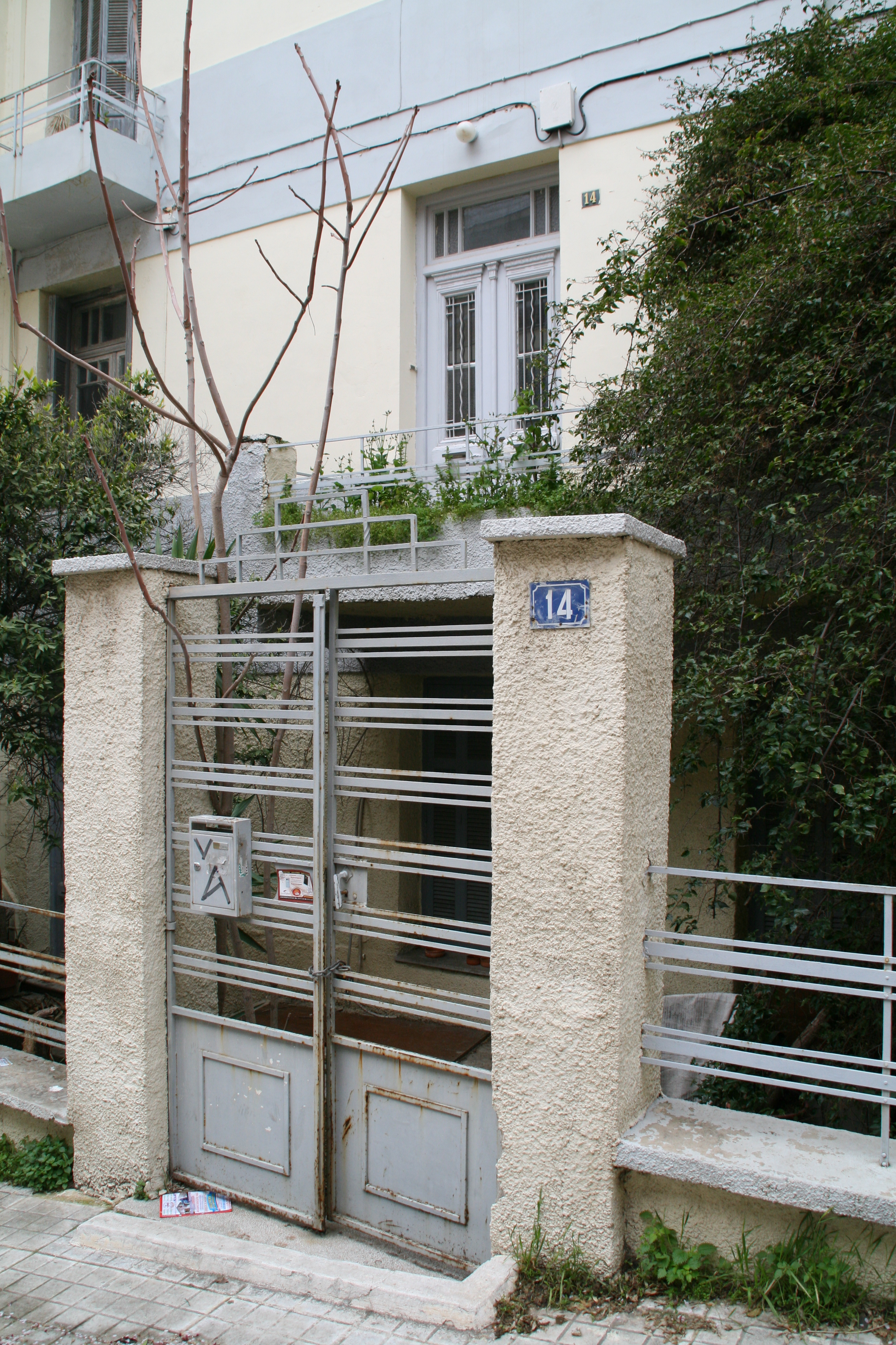 General view of the courtyard door (2014)