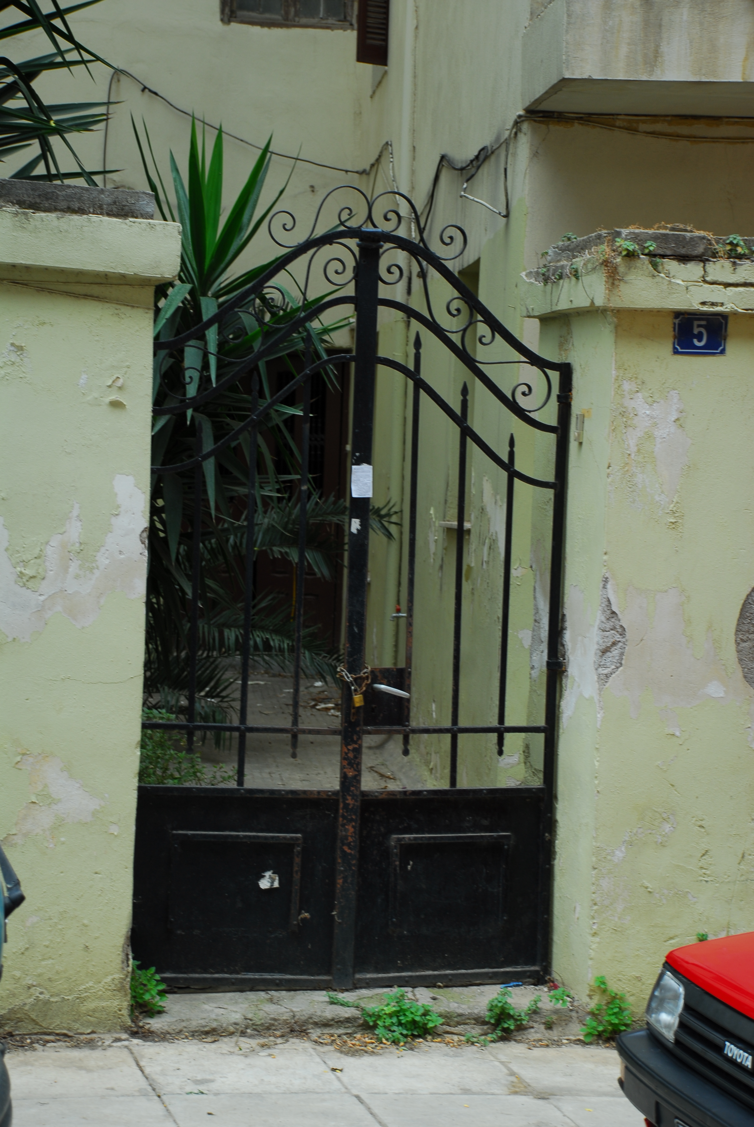 General view of yard door (2013)