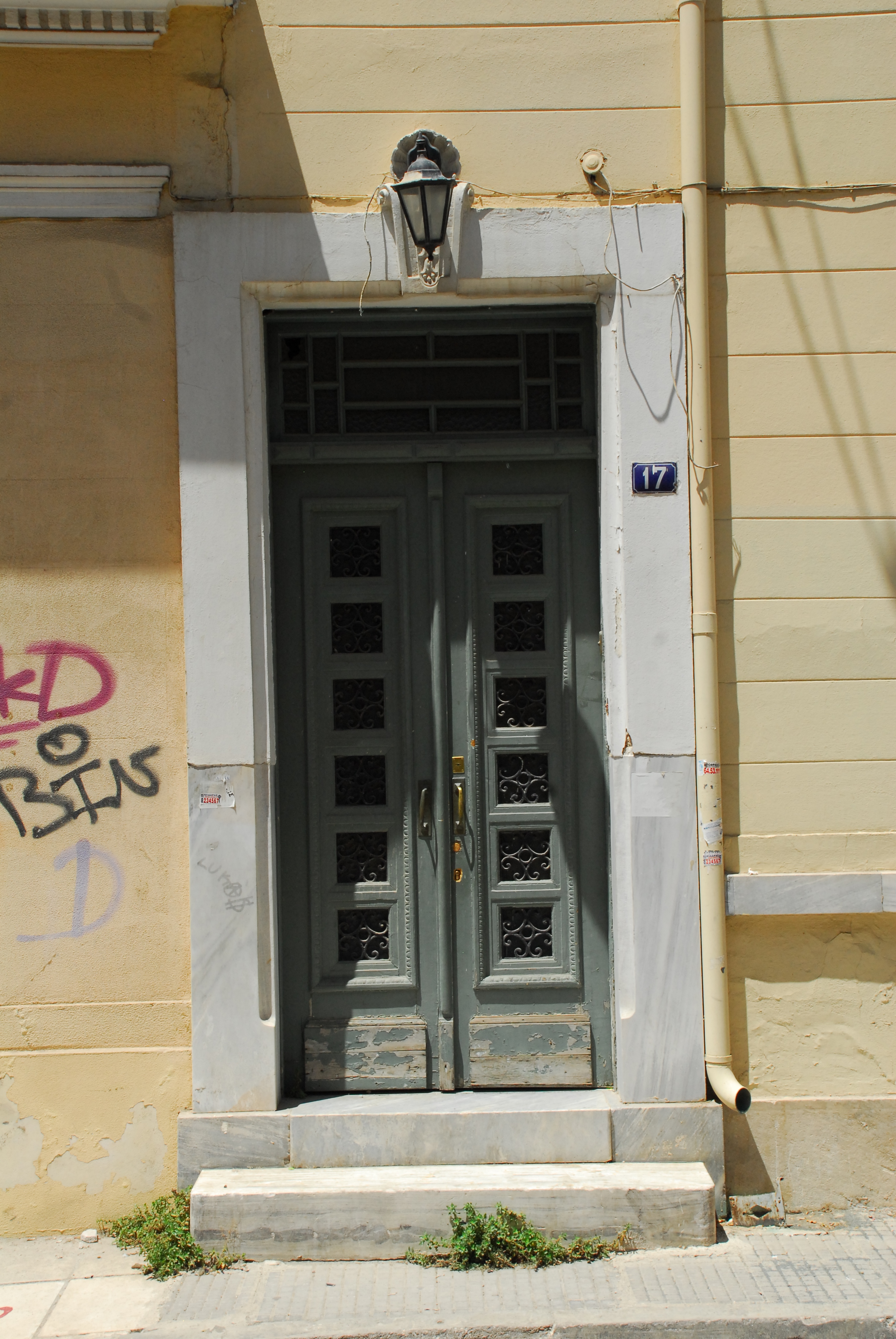 View of the off-centred entrance door (2013)