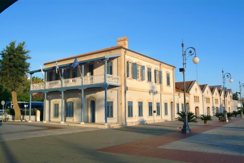 Το Λιμεναρχείο και το Αρχιτελωνείο που στεγάζονταν στη Λάρνακα από το 1878 έως το 1923 και στη συνέχεια οι πρώτες αποικιακές αποθήκες του λιμανιού της Λάρνακας. Κτίσθηκαν από του Άγγλους το 1879.