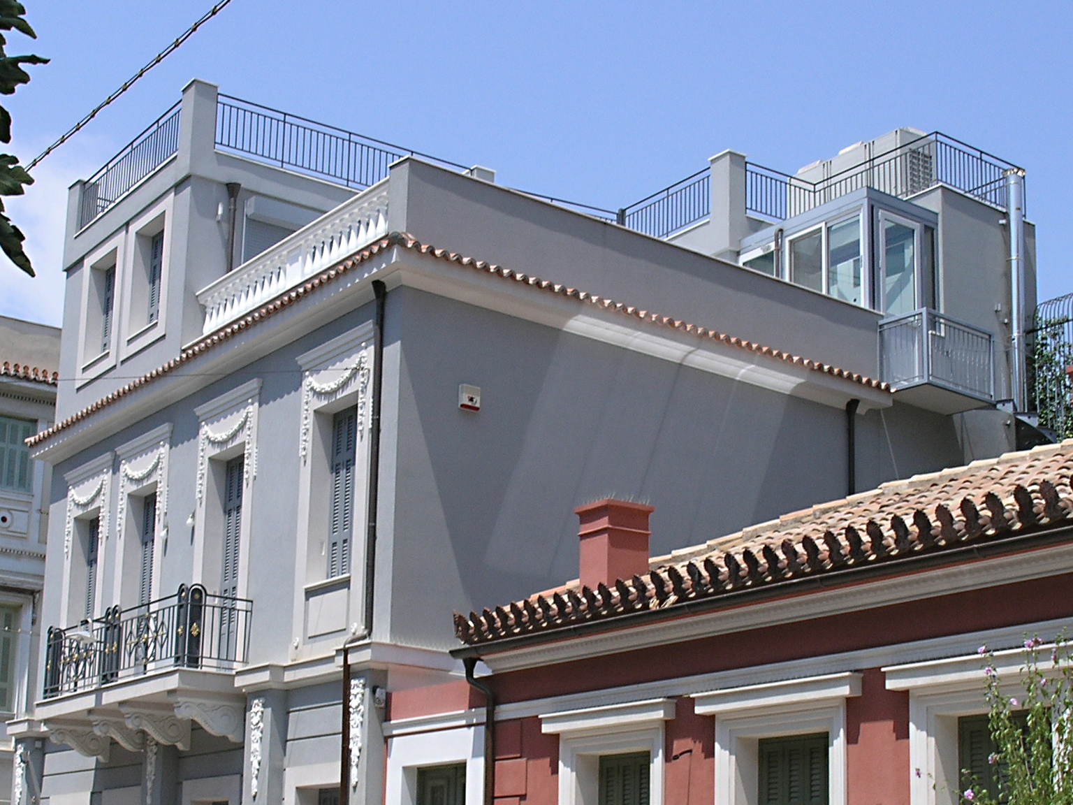 Λεπτομέρεια κύριας όψης και της μεσοτοιχίας με το διπλανό κτήριο επί της οδού Ηλία Πουλόπουλου