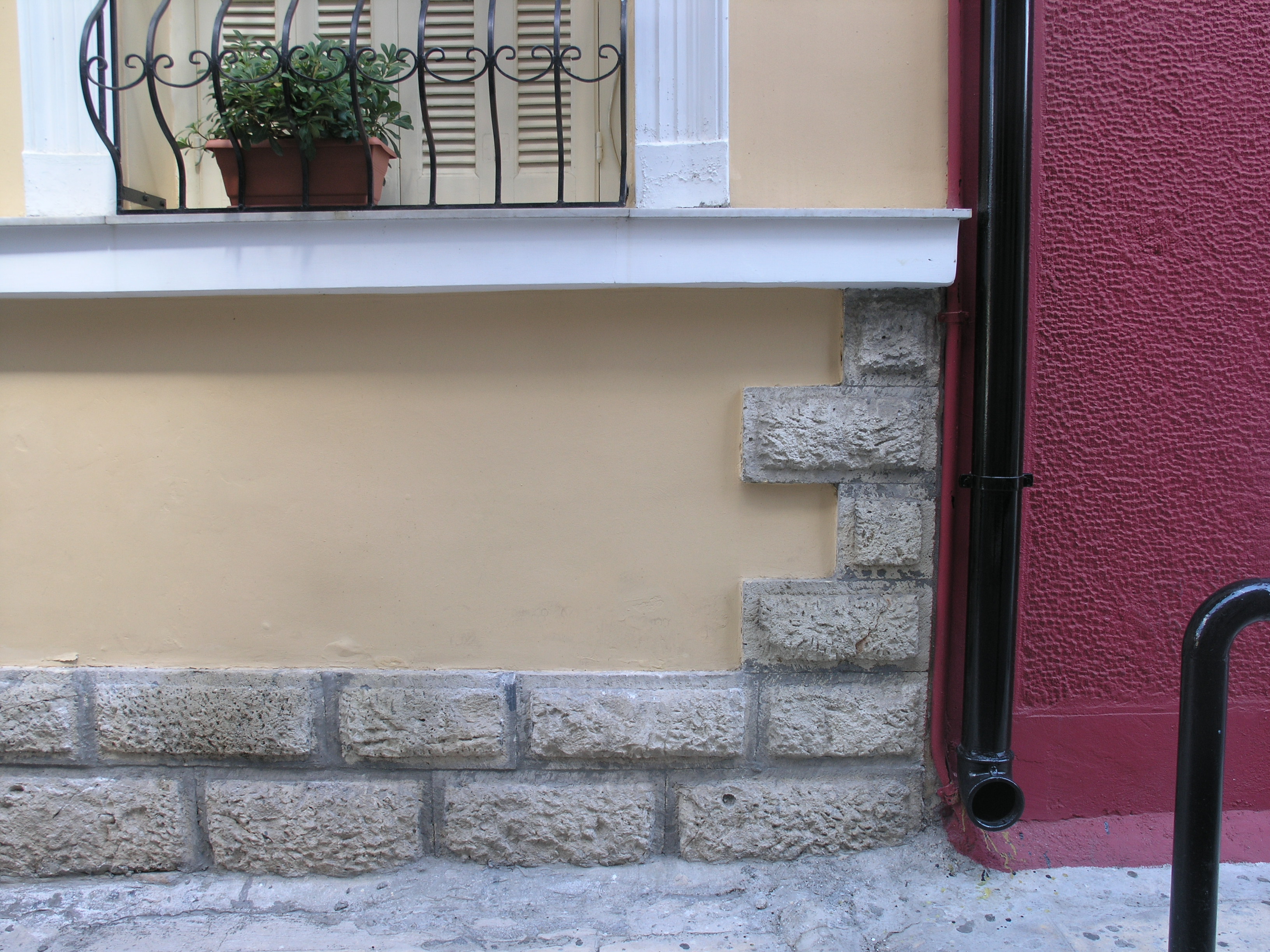 Λεπτομέρεια κύριας όψης στη βάση του κτηρίου