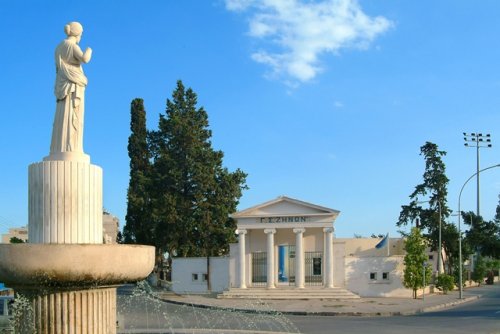 Τα Προπύλαια του παλιού Σταδίου της Λάρνακας, που κτίσθηκε τη δεκ. του 1920.