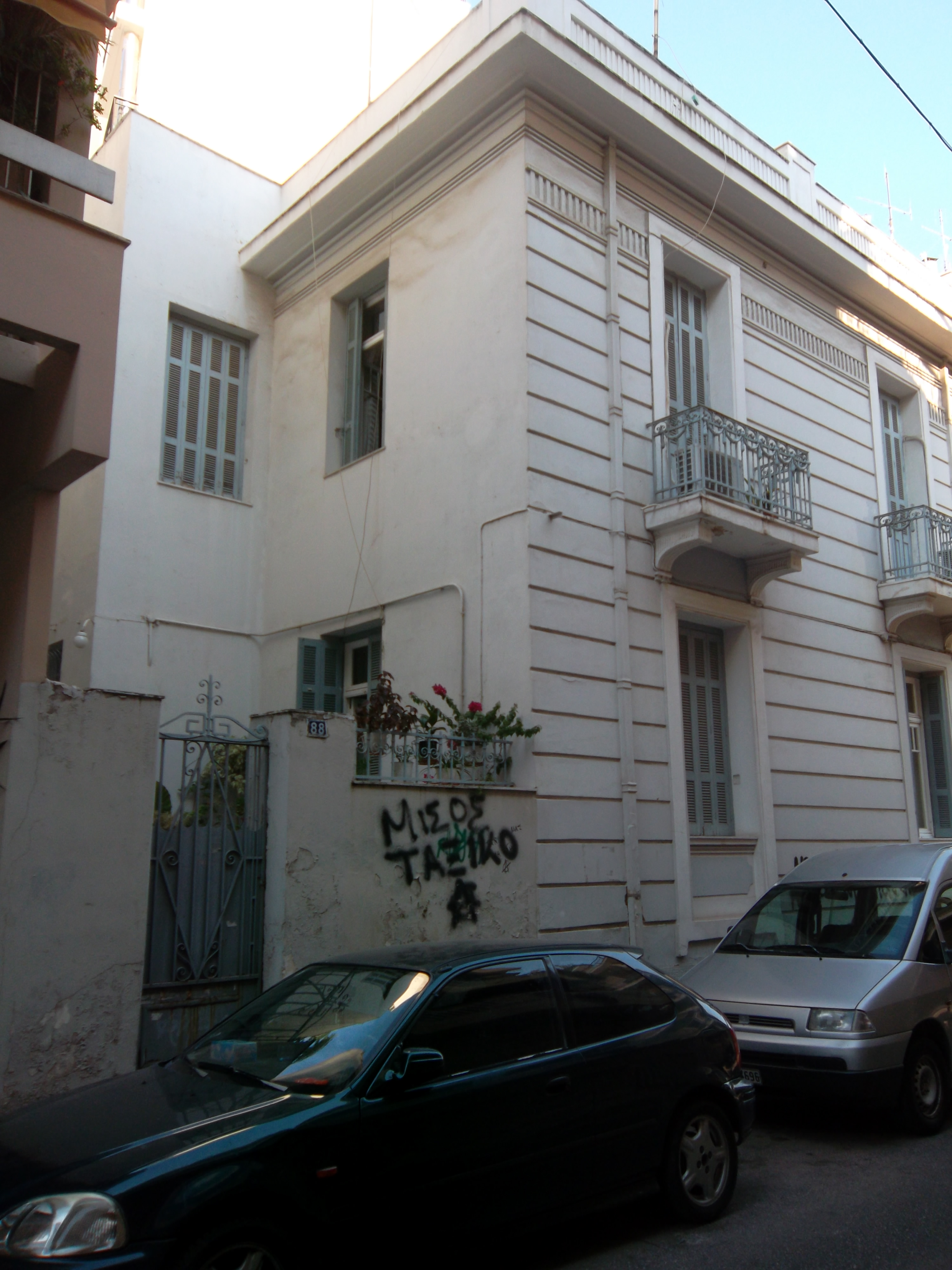 General view of the Patmou street facade (2013)